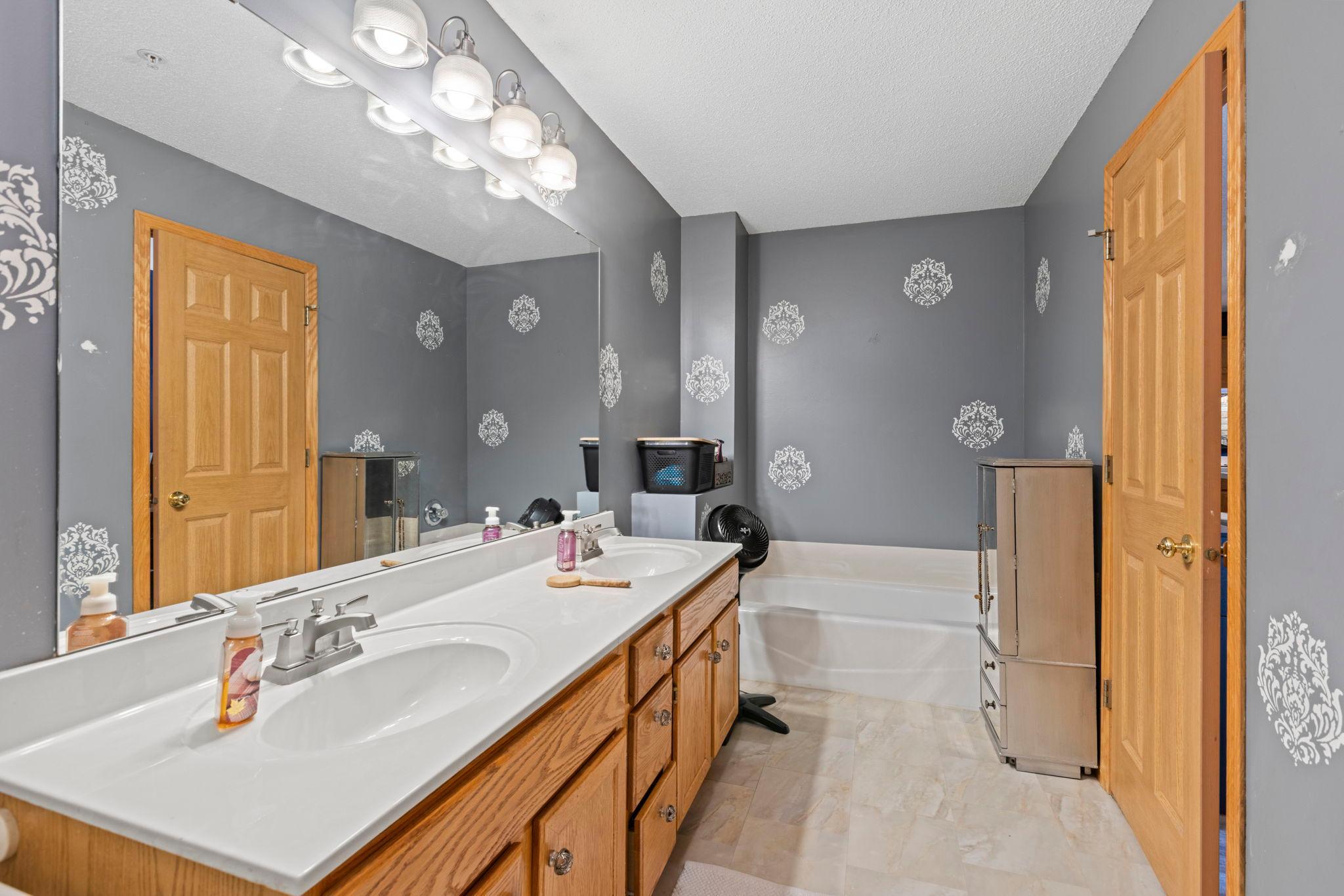 528 Queens Gate Property Photo 14