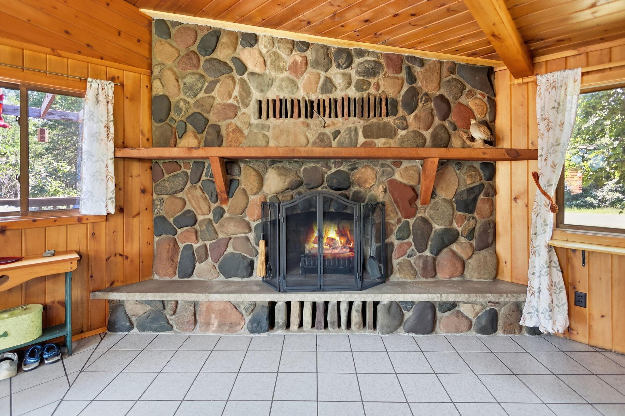 8998 N River Road Property Photo 7