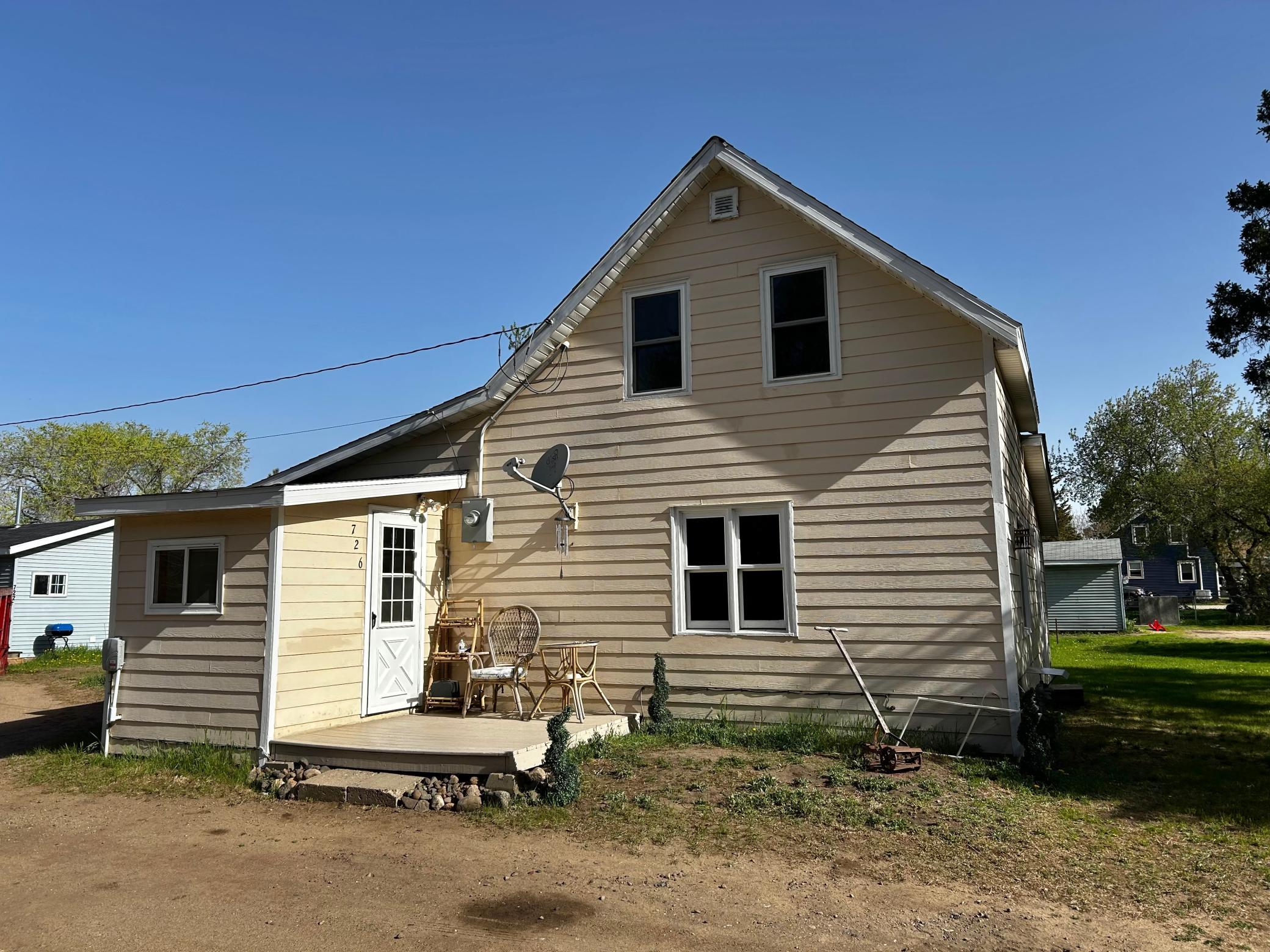 726 E 2nd Street Property Photo 1