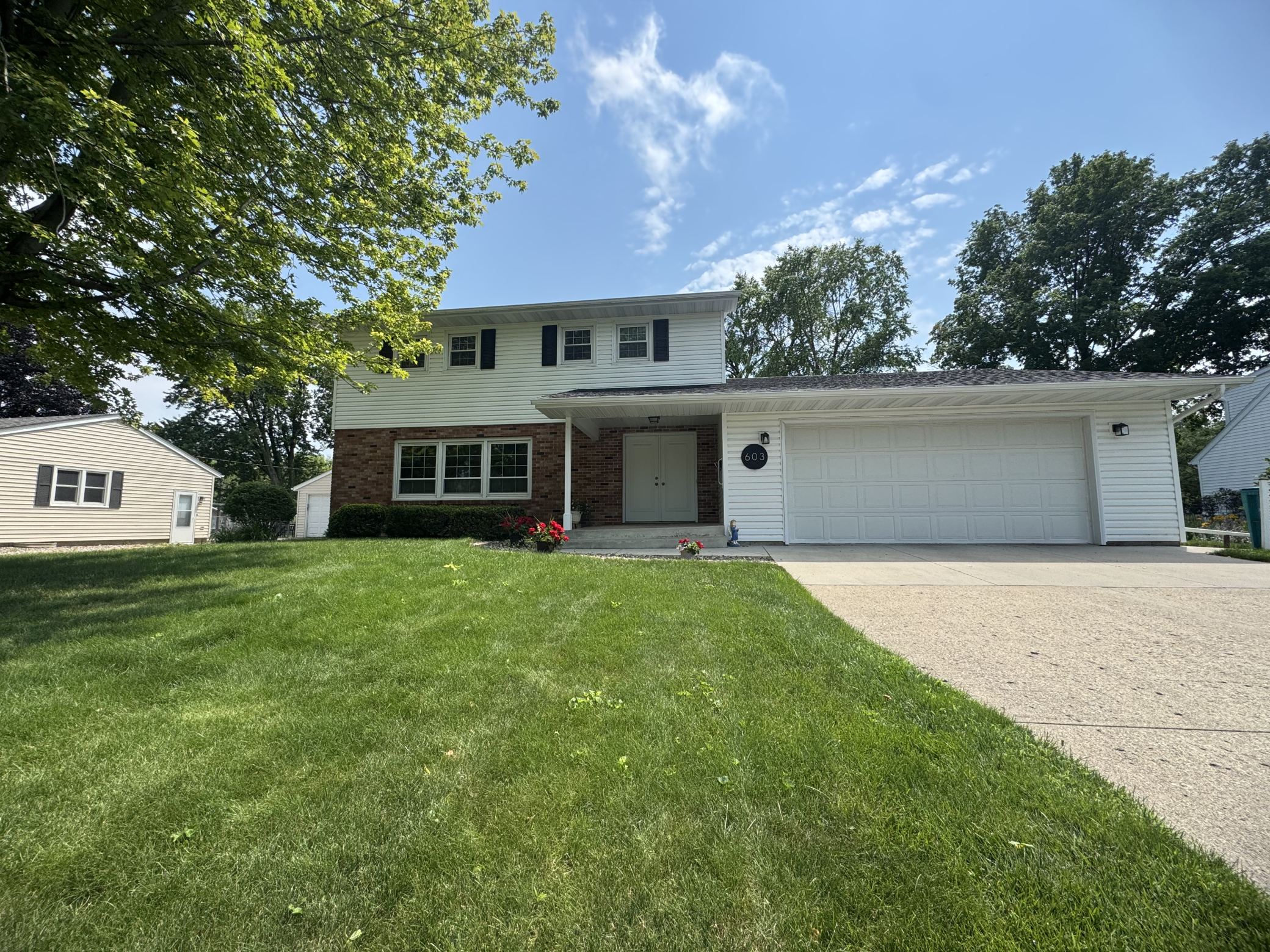 603 E University Street Property Photo 1