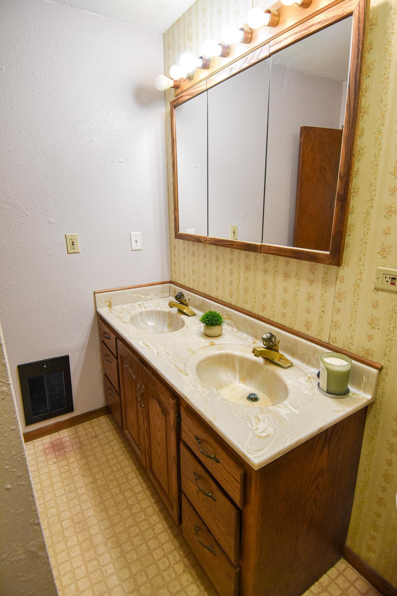 237 E Nelson Avenue Property Photo 24