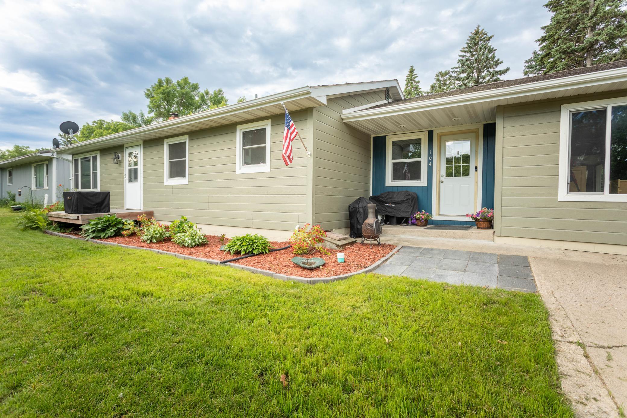 104 4th Street E Property Photo 2