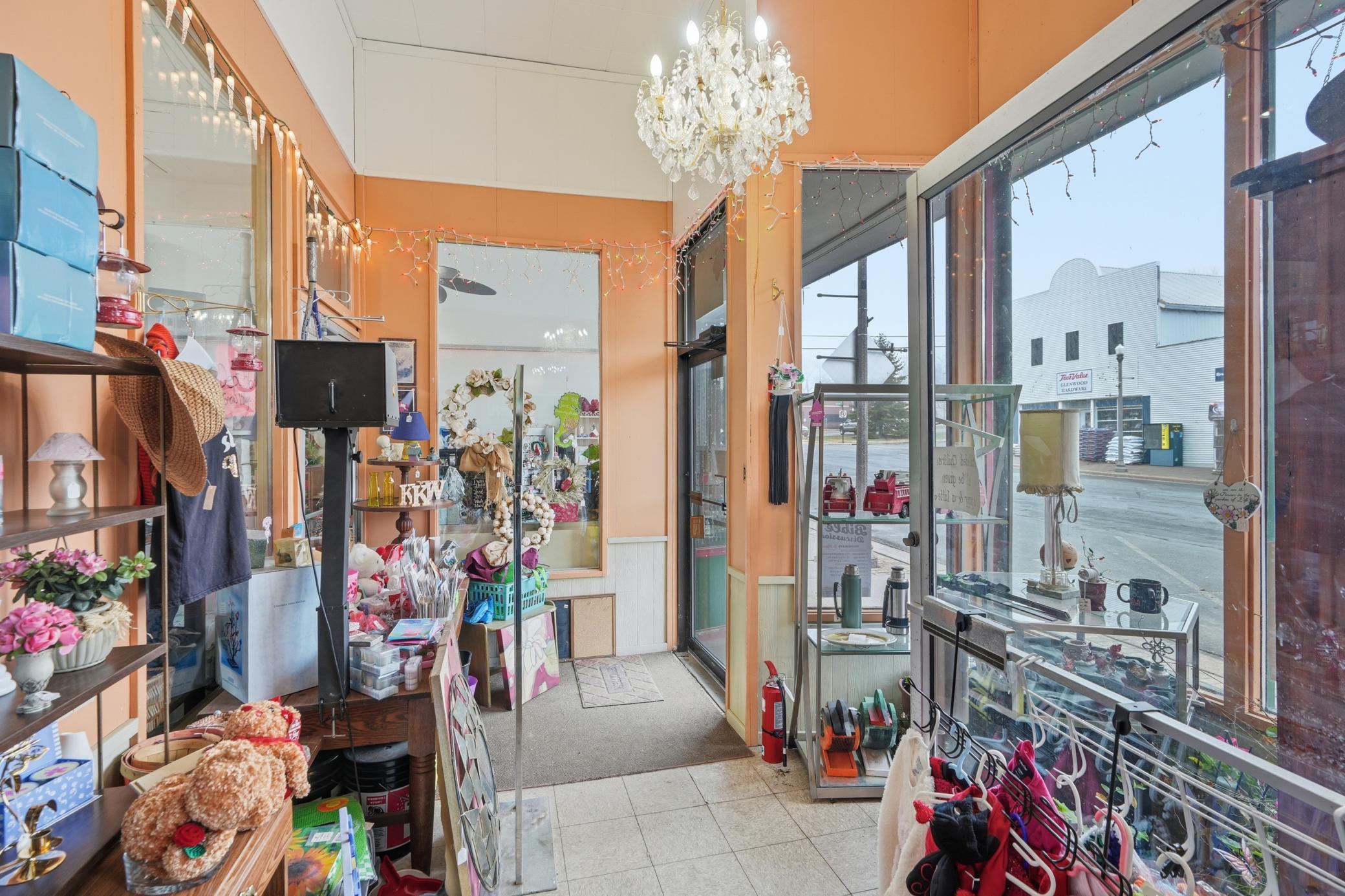 132 E Oak Street Property Photo 4