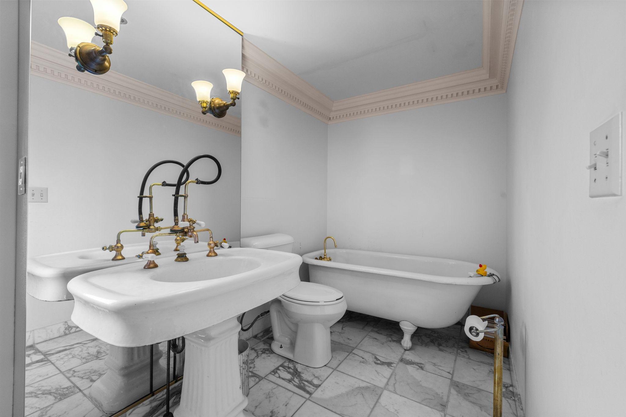 213 1/2 Washington Avenue N Property Photo 27