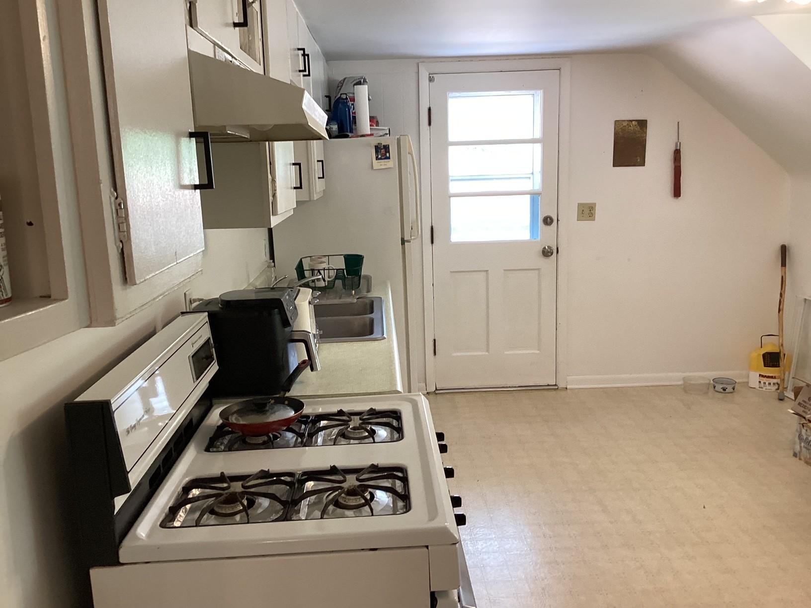 413 Hawthorne Street E Property Photo 23