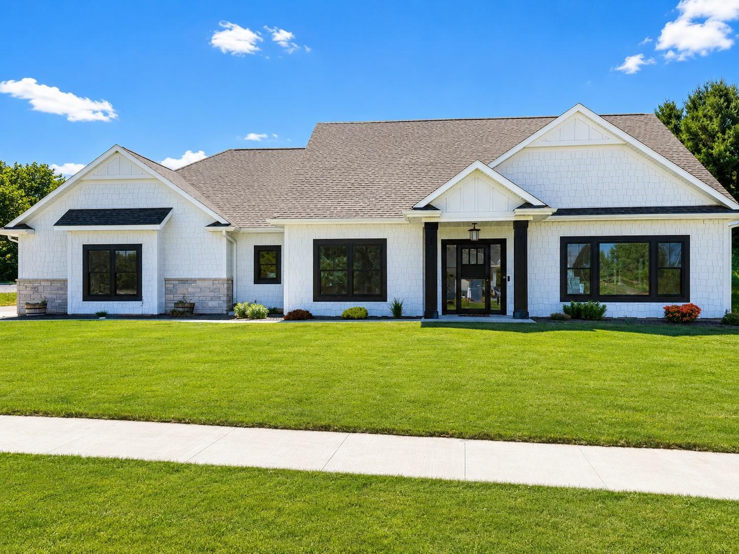 2009 Oscar Drive NE Property Photo 1
