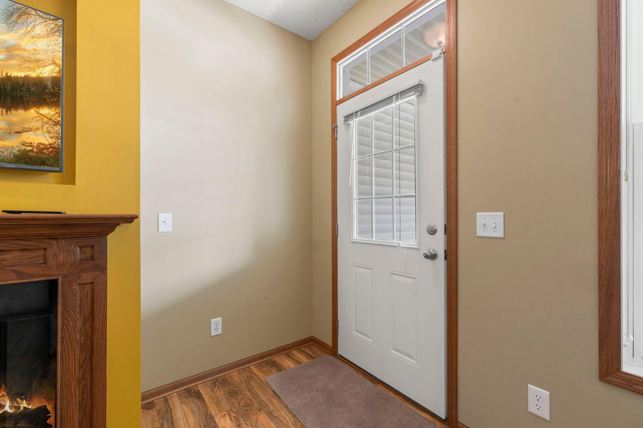 1646 White Pine Way B Property Photo 4