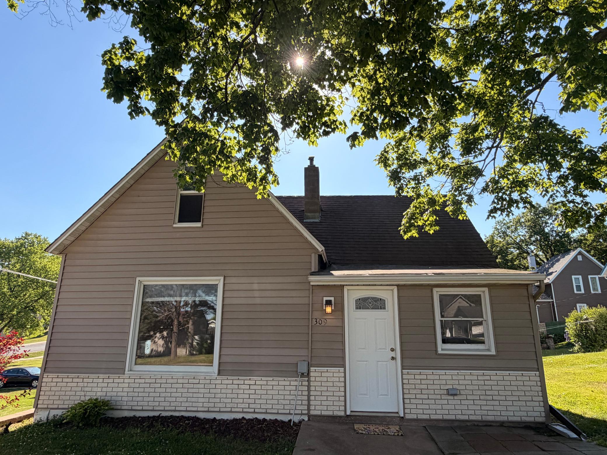 309 Pleasant Street Ne Property Photo 2