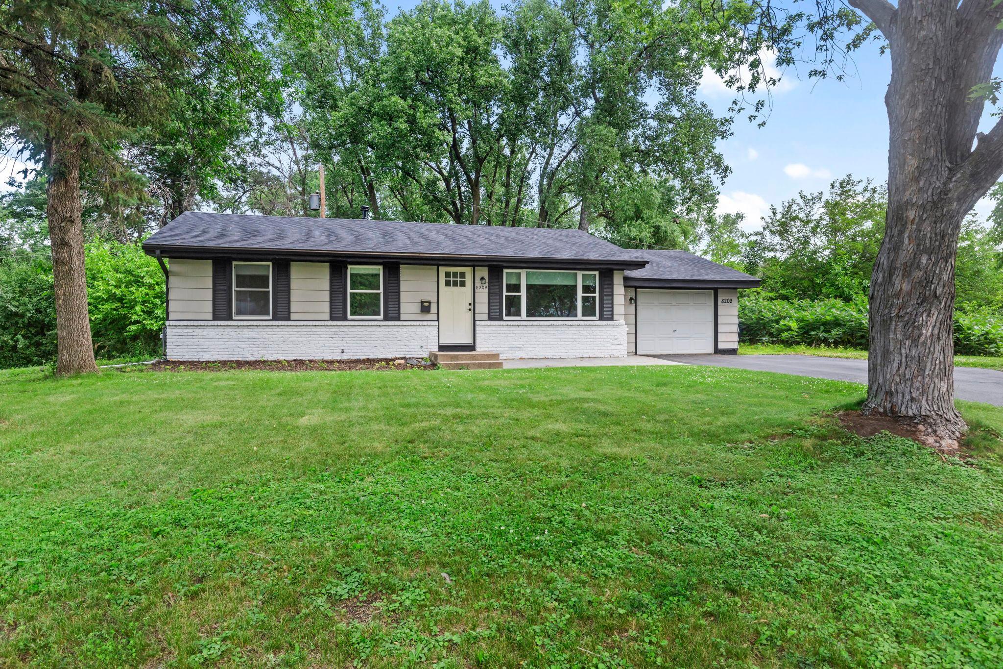8209 Johnson Circle Property Photo 1
