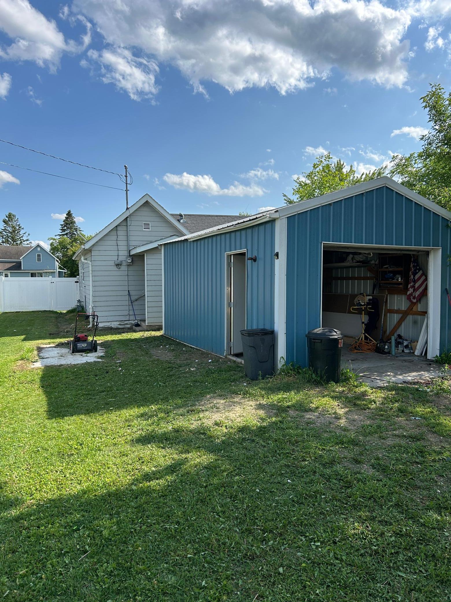709 Center Street E Property Photo 16