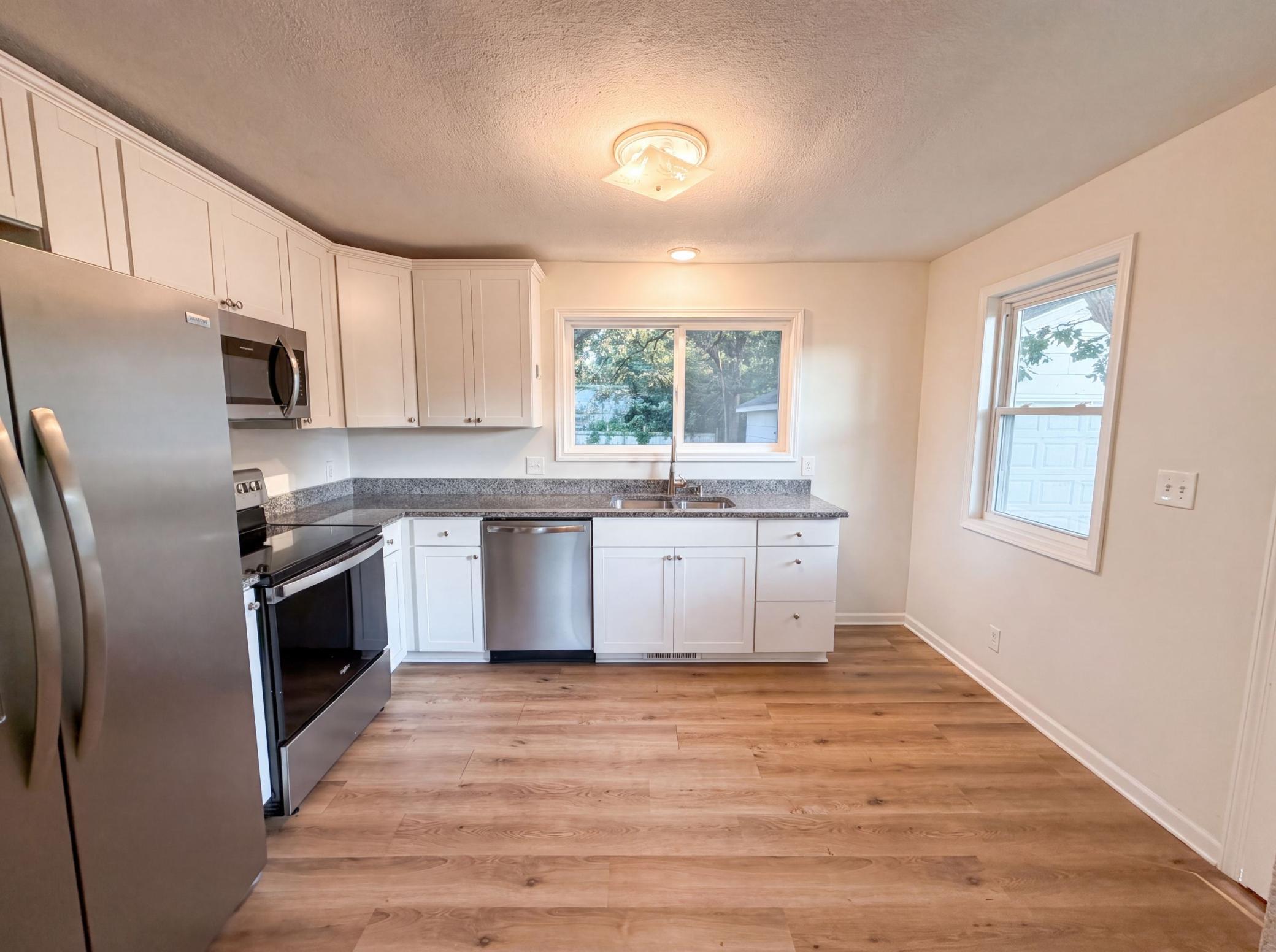 2084 Hillview Road Property Photo 2