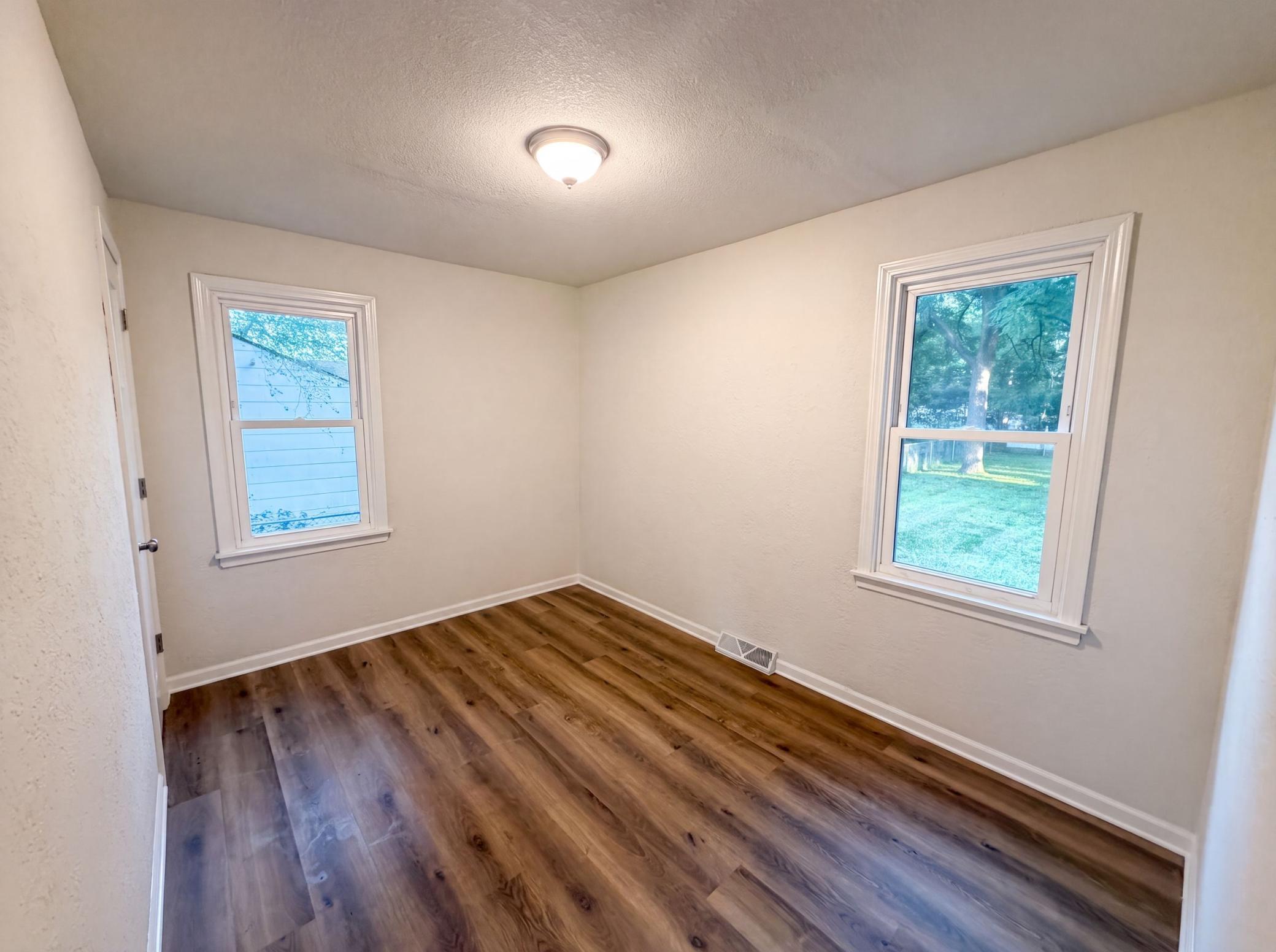 2084 Hillview Road Property Photo 4