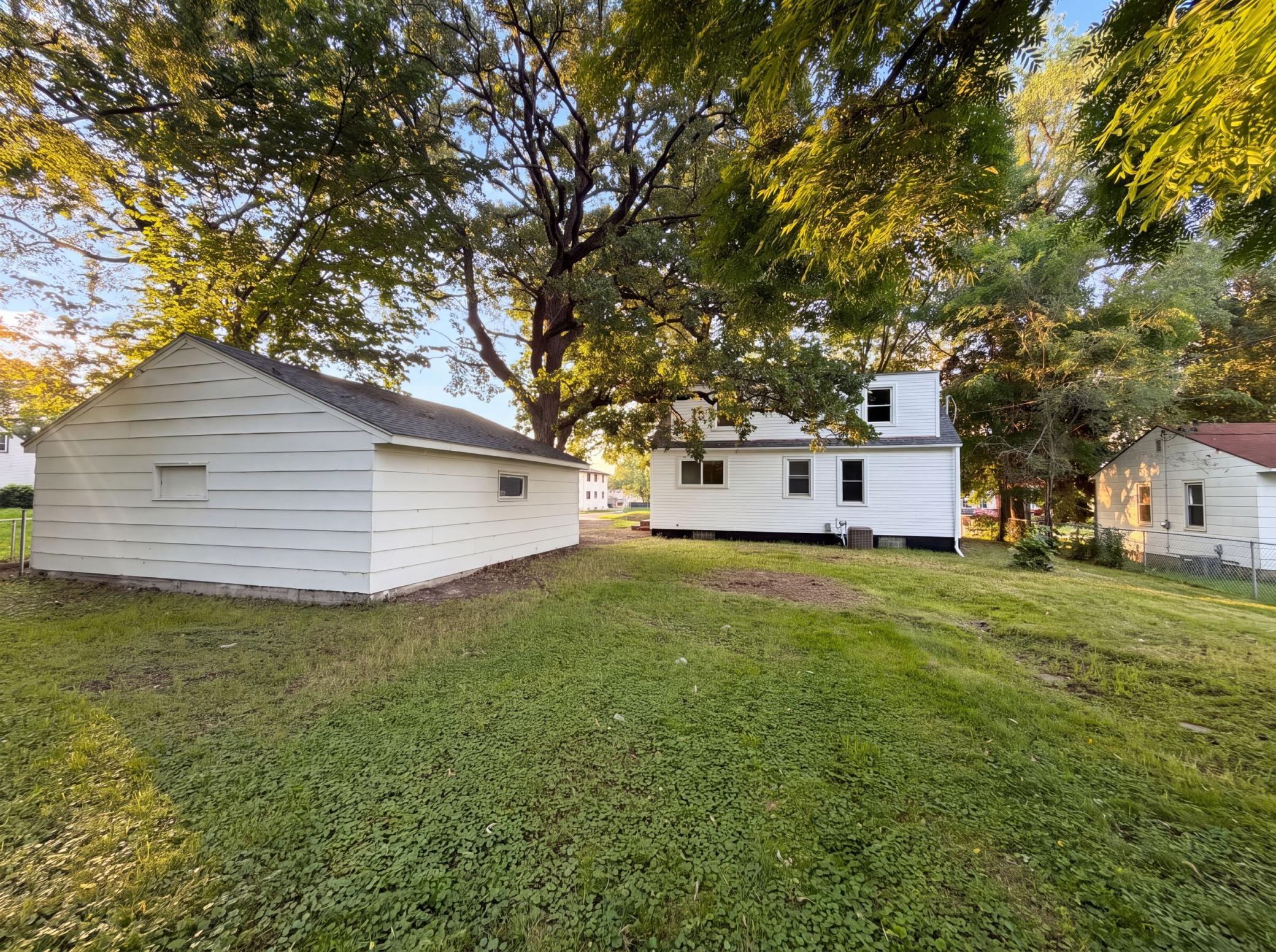 2084 Hillview Road Property Photo 5