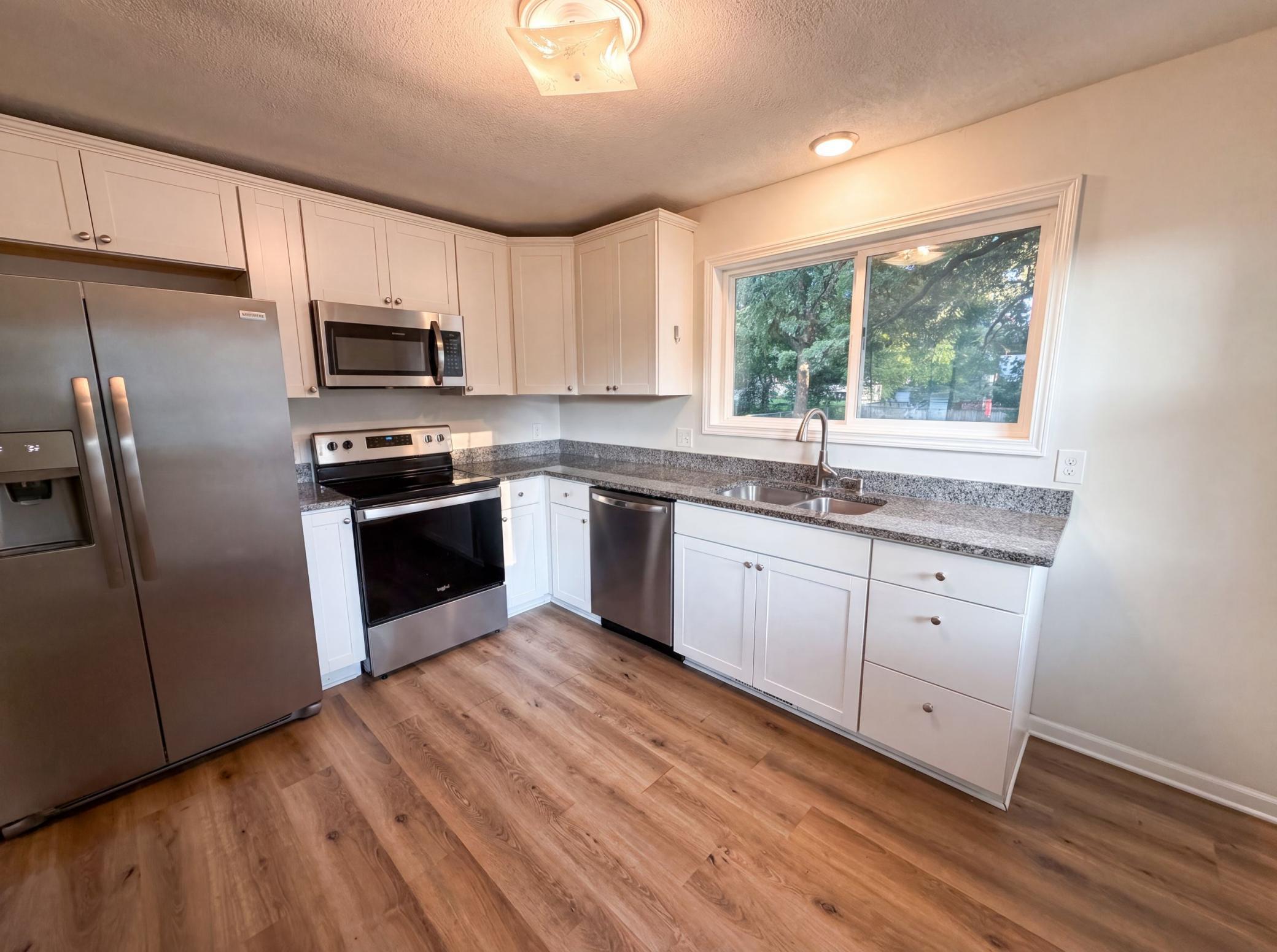2084 Hillview Road Property Photo 6