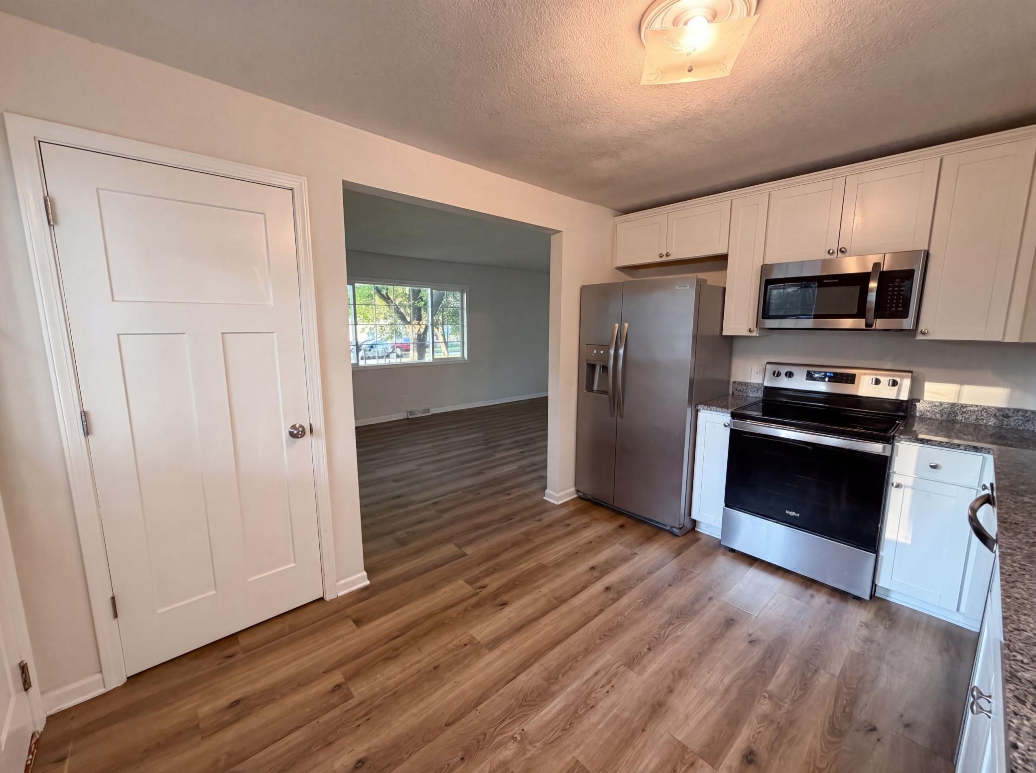 2084 Hillview Road Property Photo 7