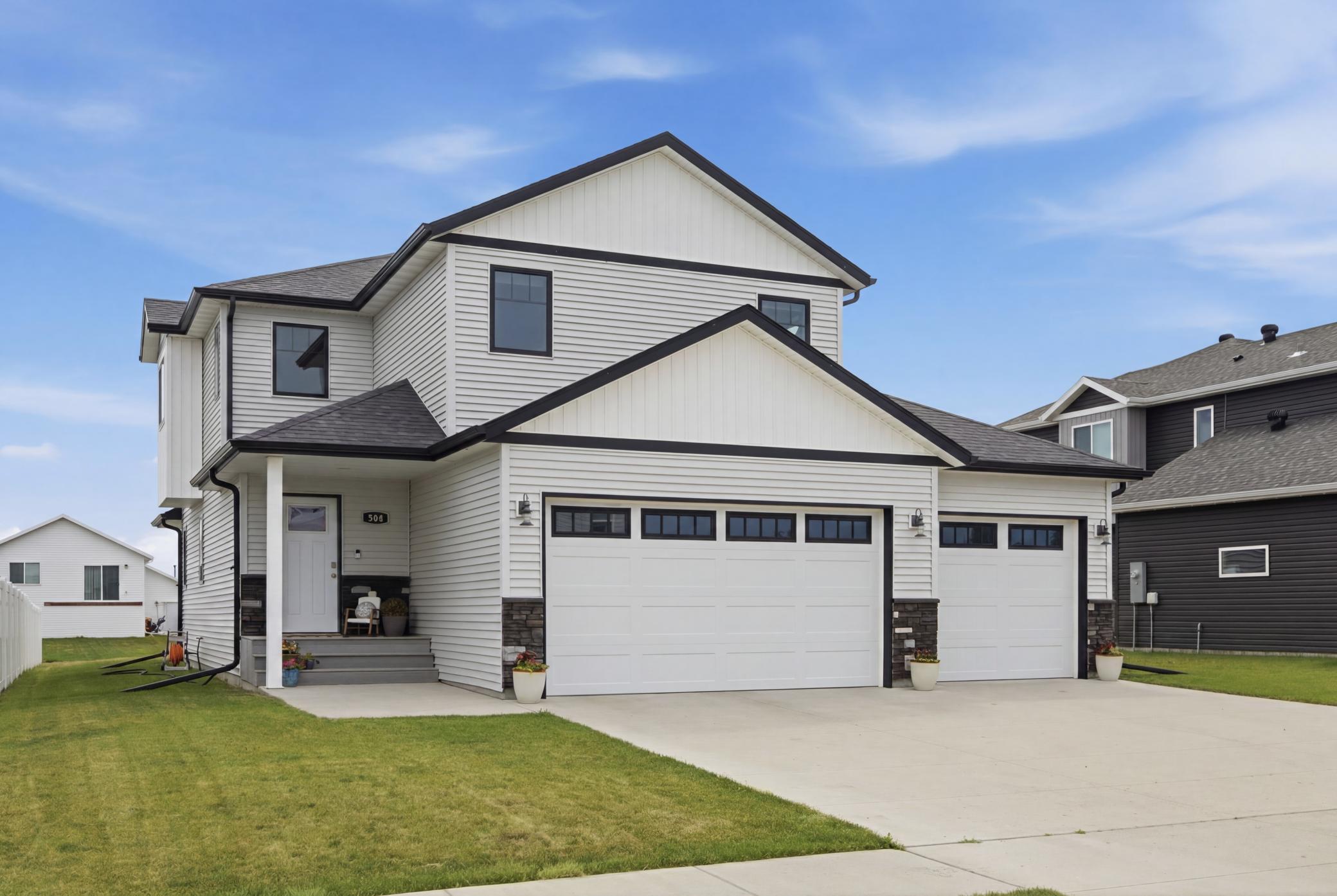 504 6th Street E Property Photo 2