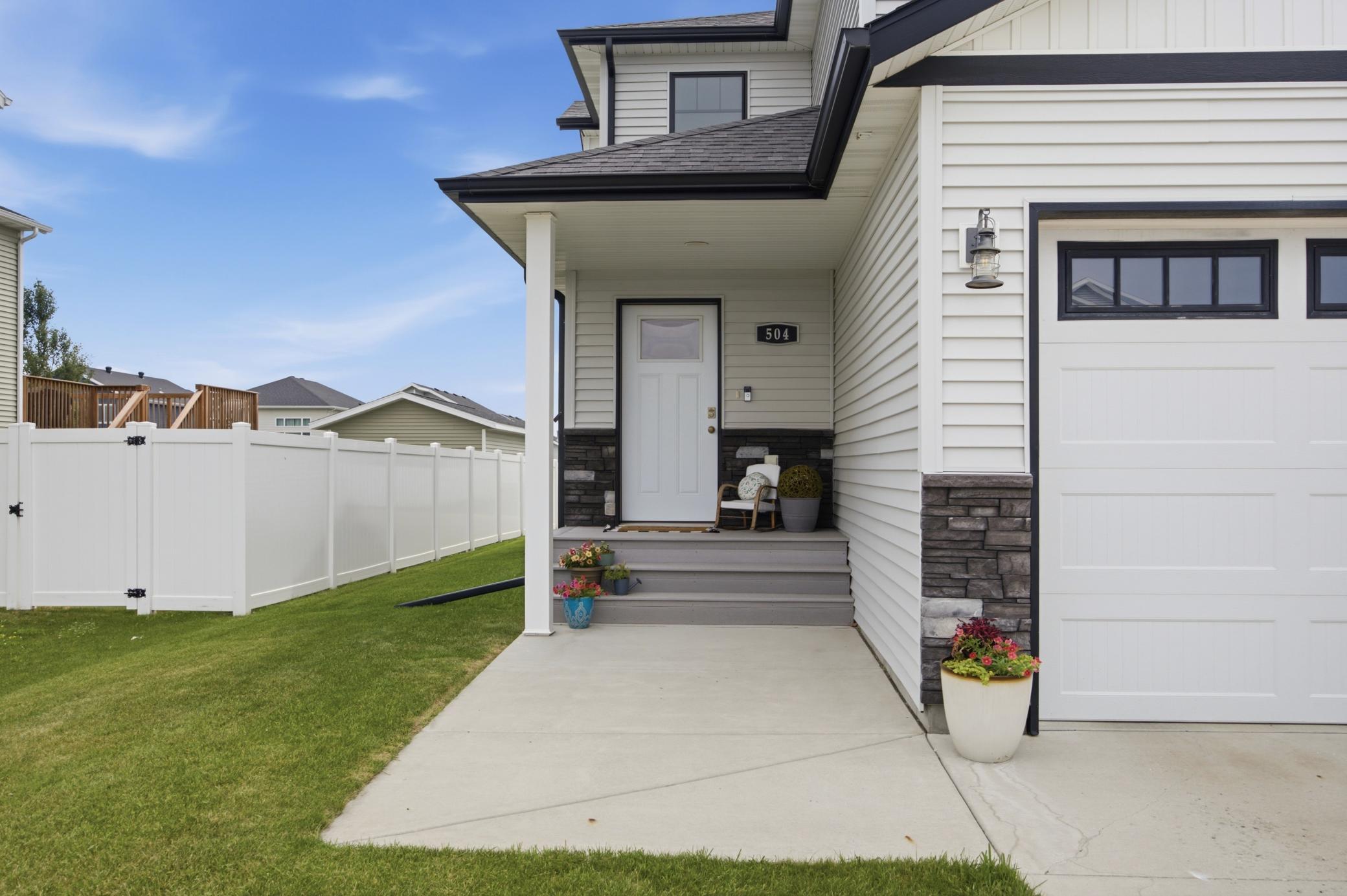 504 6th Street E Property Photo 3