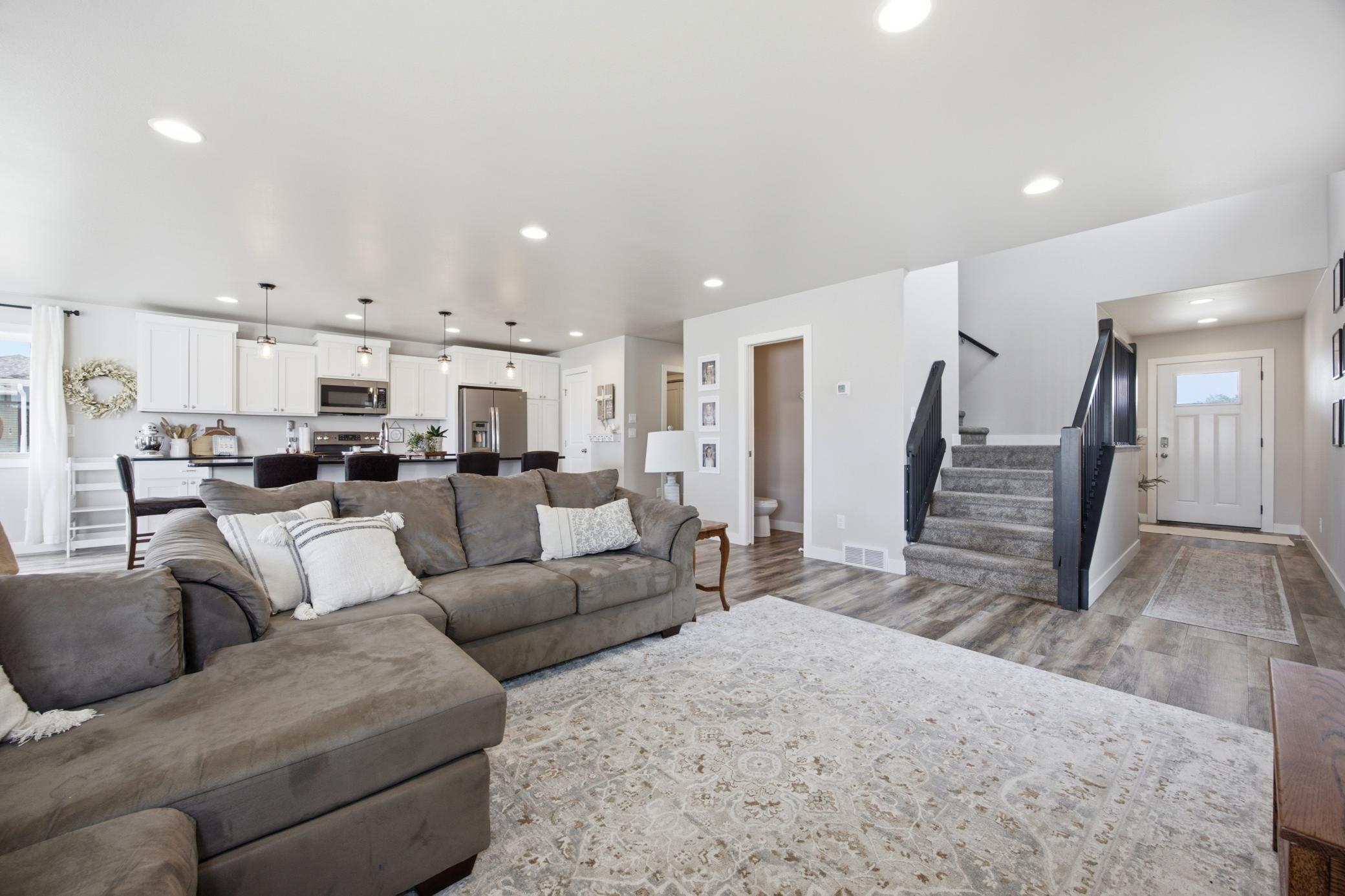 504 6th Street E Property Photo 6