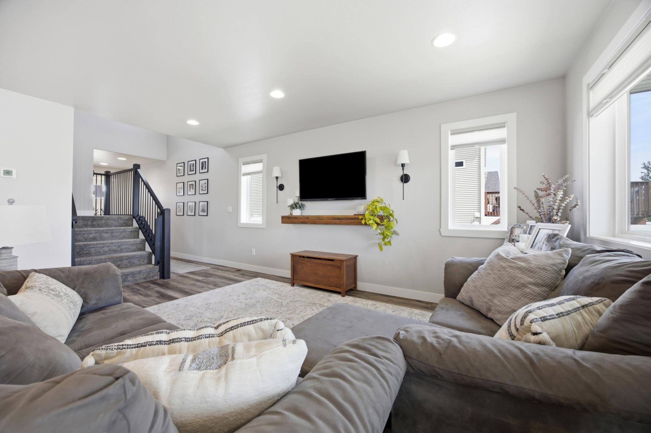504 6th Street E Property Photo 8
