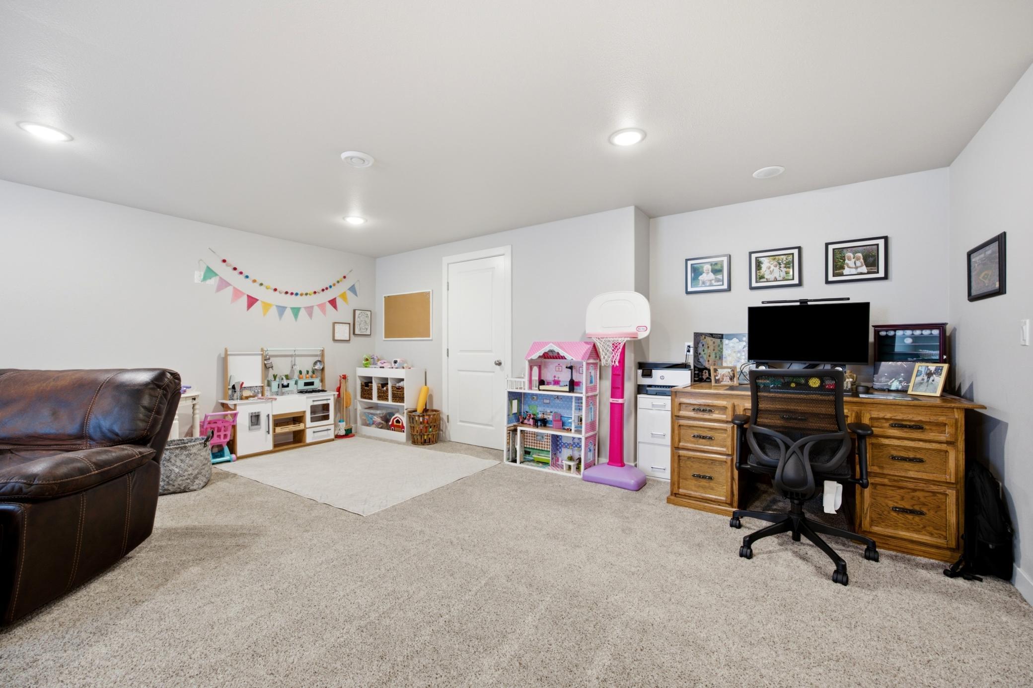 504 6th Street E Property Photo 33