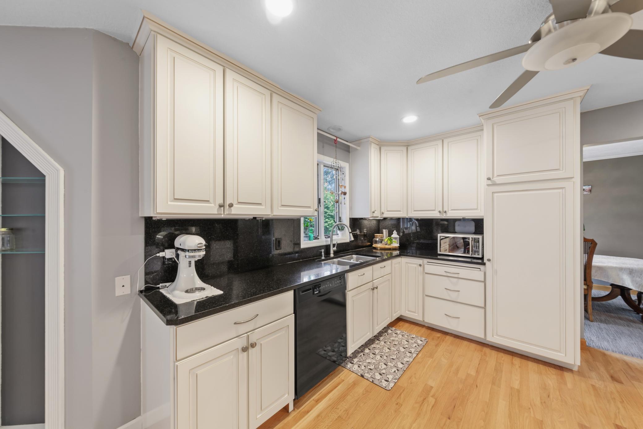 6 Greenhaven Bay Property Photo 9