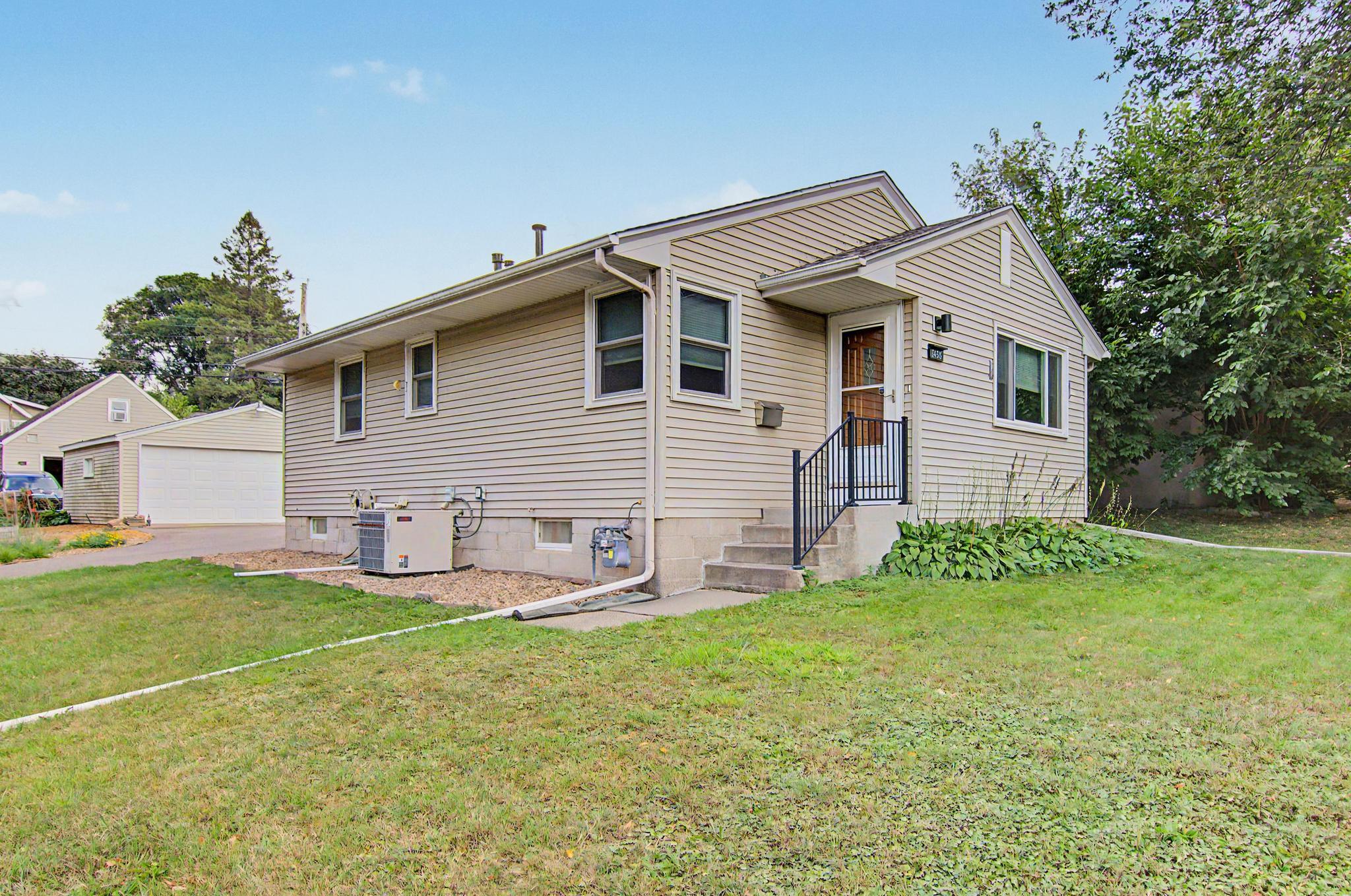 3456 Lee Avenue N Property Photo 2
