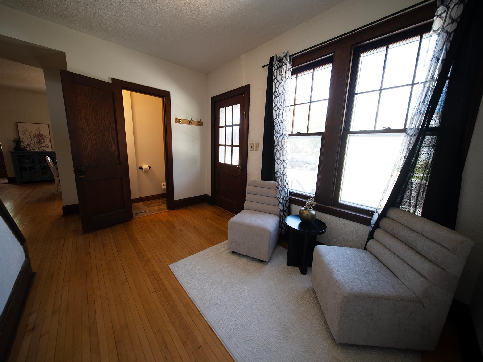 619 E Wells Street Property Photo 6