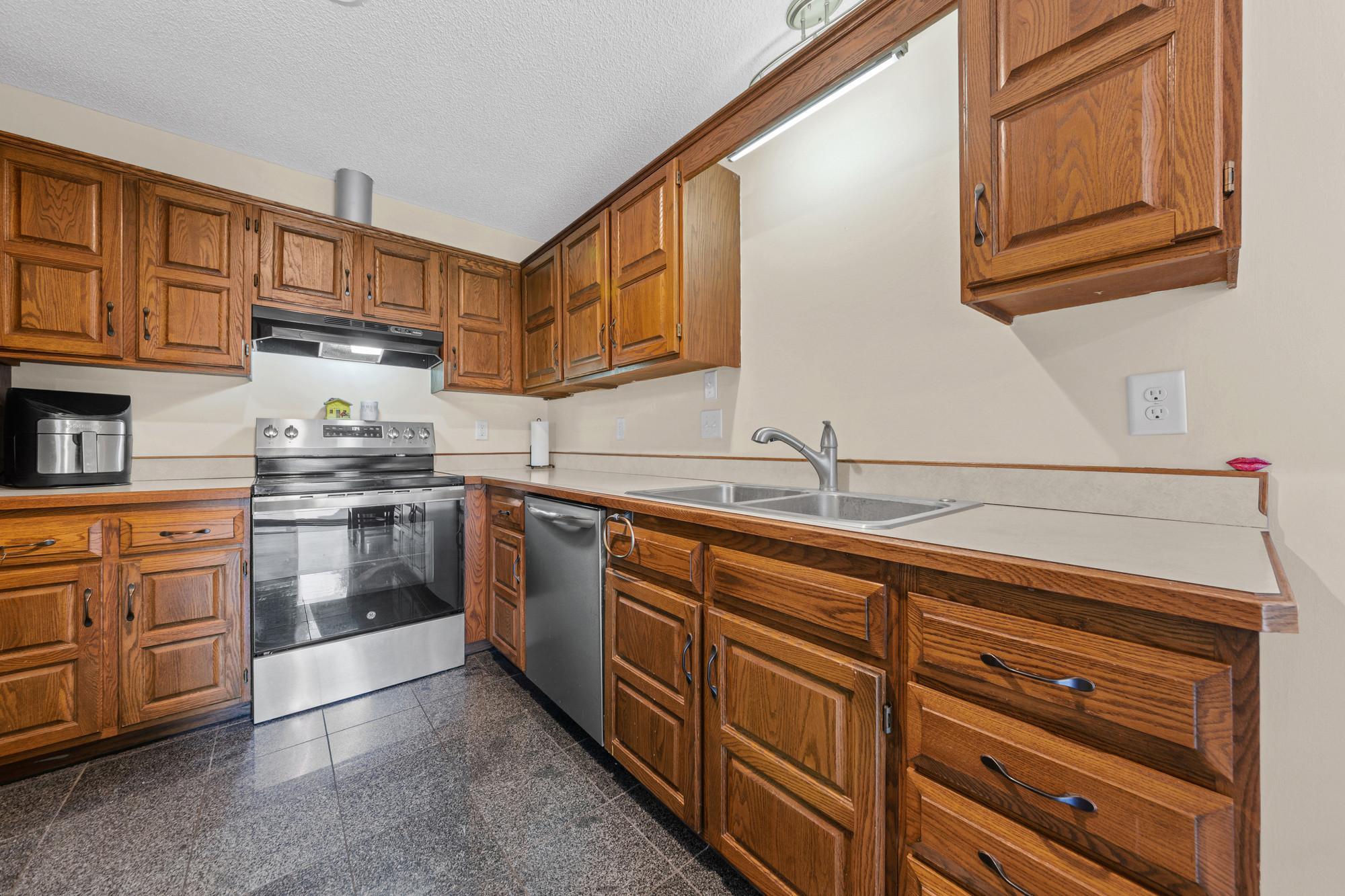 5533 Aldrich Drive N Property Photo 10