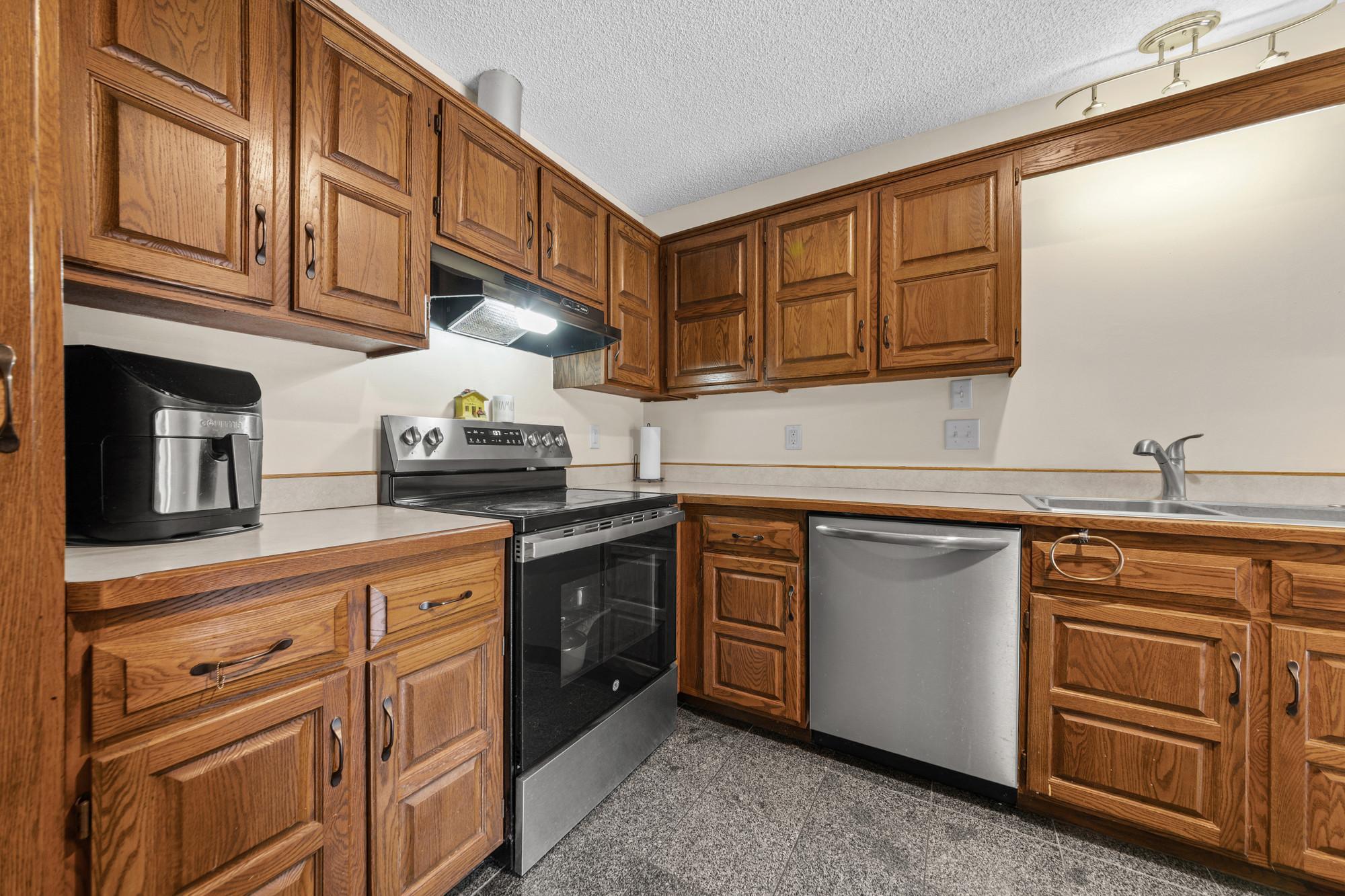 5533 Aldrich Drive N Property Photo 11