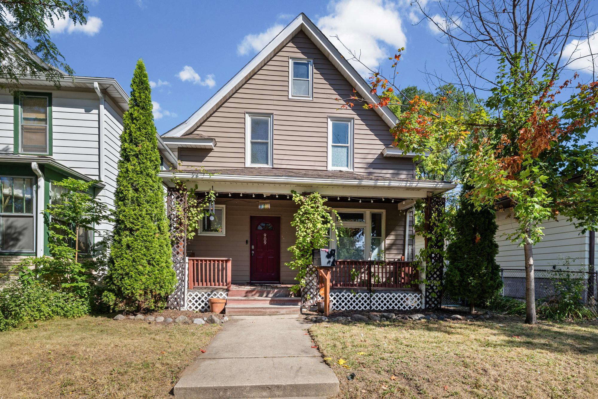 909 Sherburne Avenue Property Photo 1