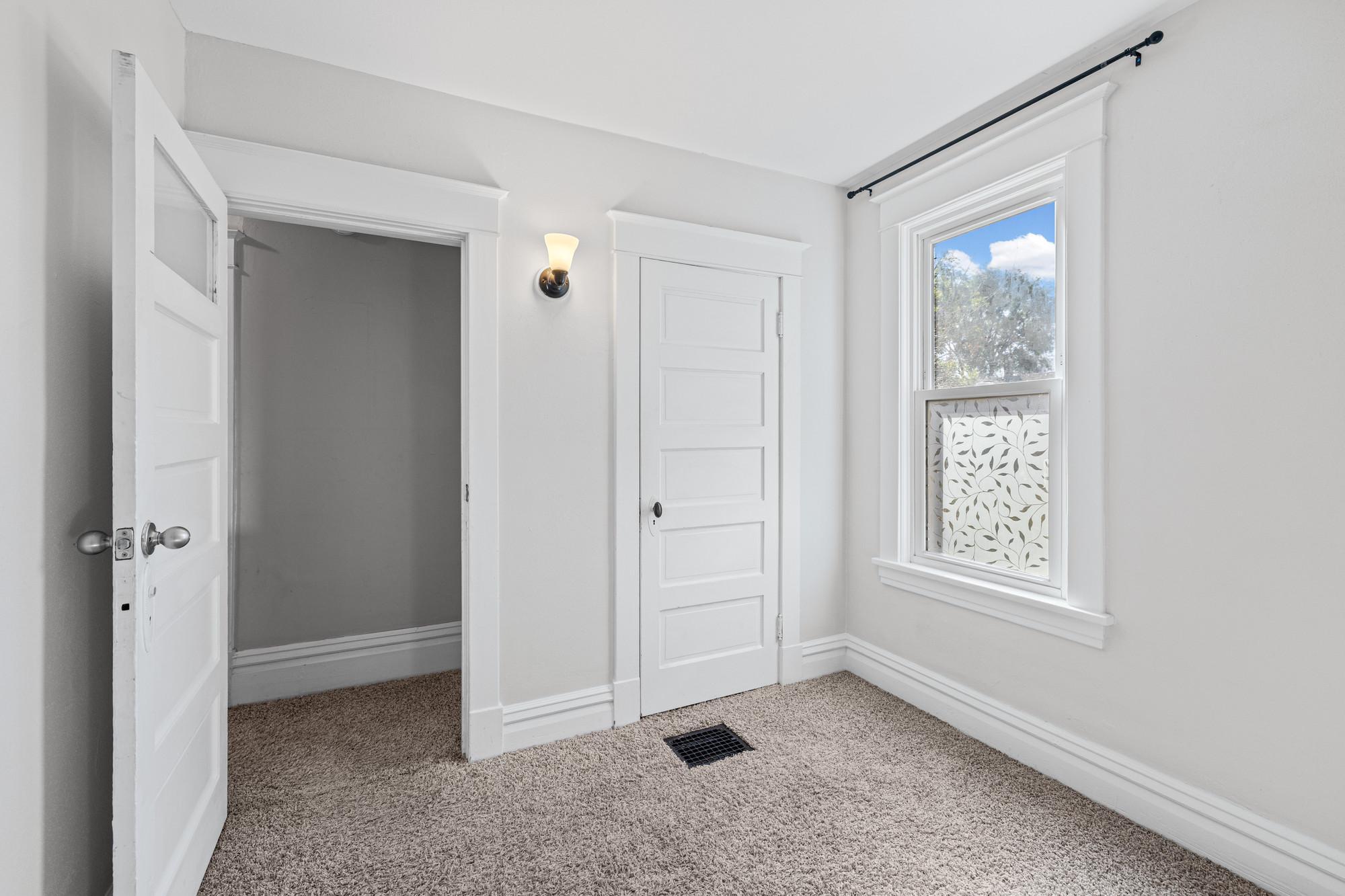 909 Sherburne Avenue Property Photo 14
