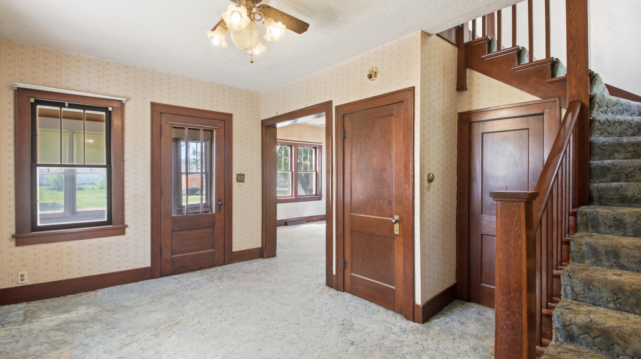 427 E River Avenue Property Photo 4