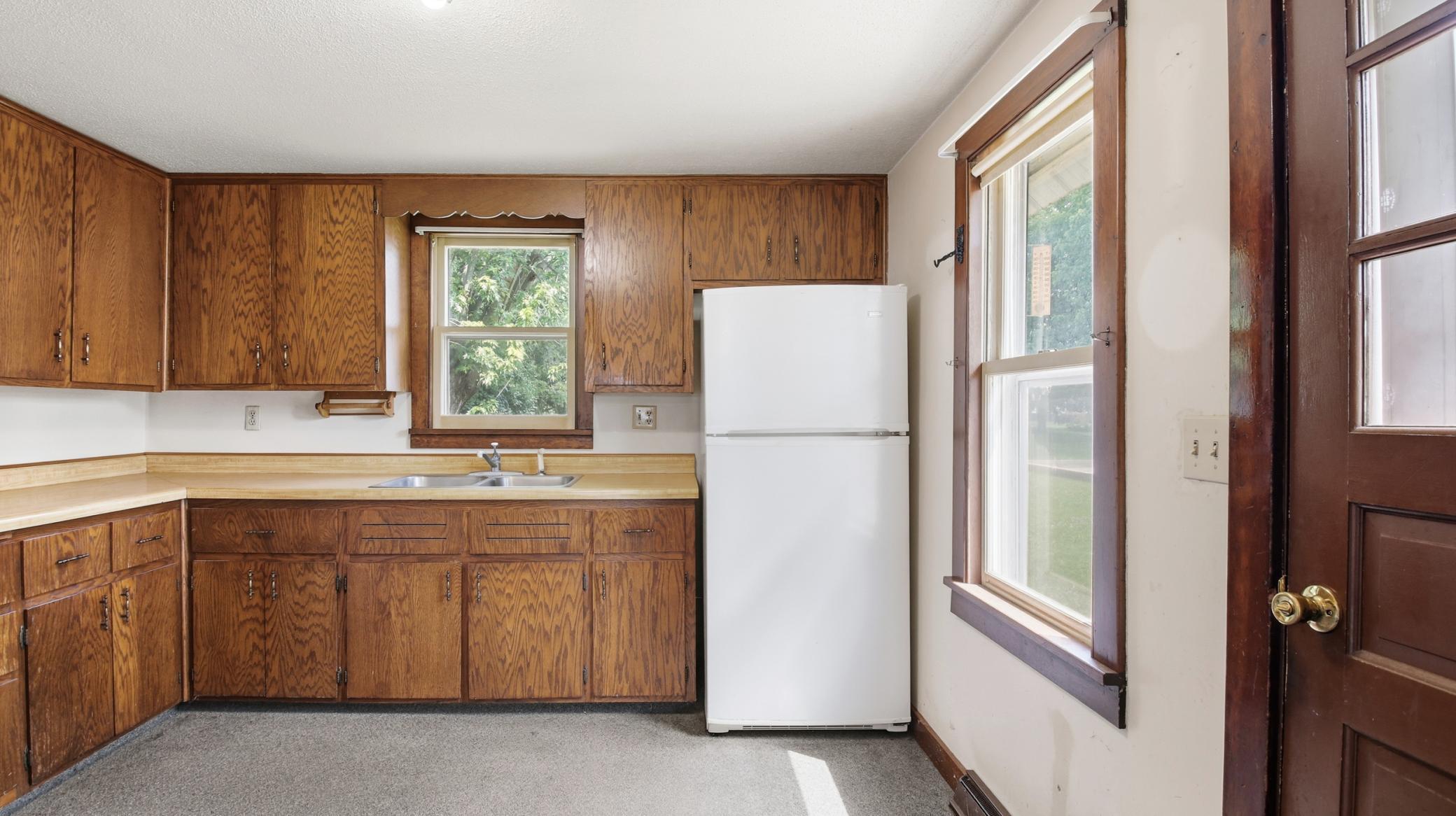 427 E River Avenue Property Photo 10