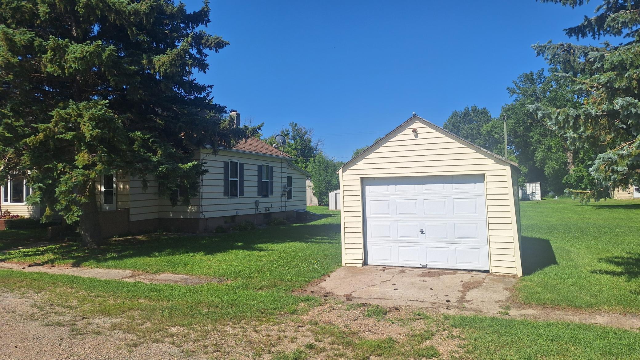 114 Lincoln Property Photo 3