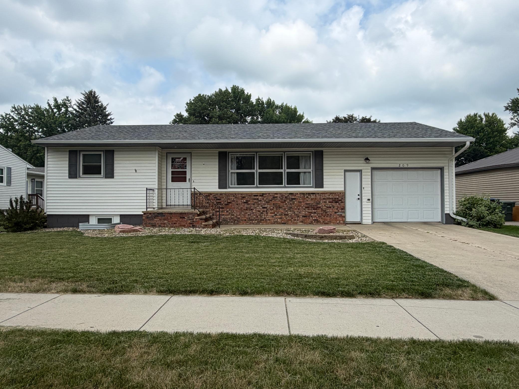 209 E Barck Avenue Property Photo 1