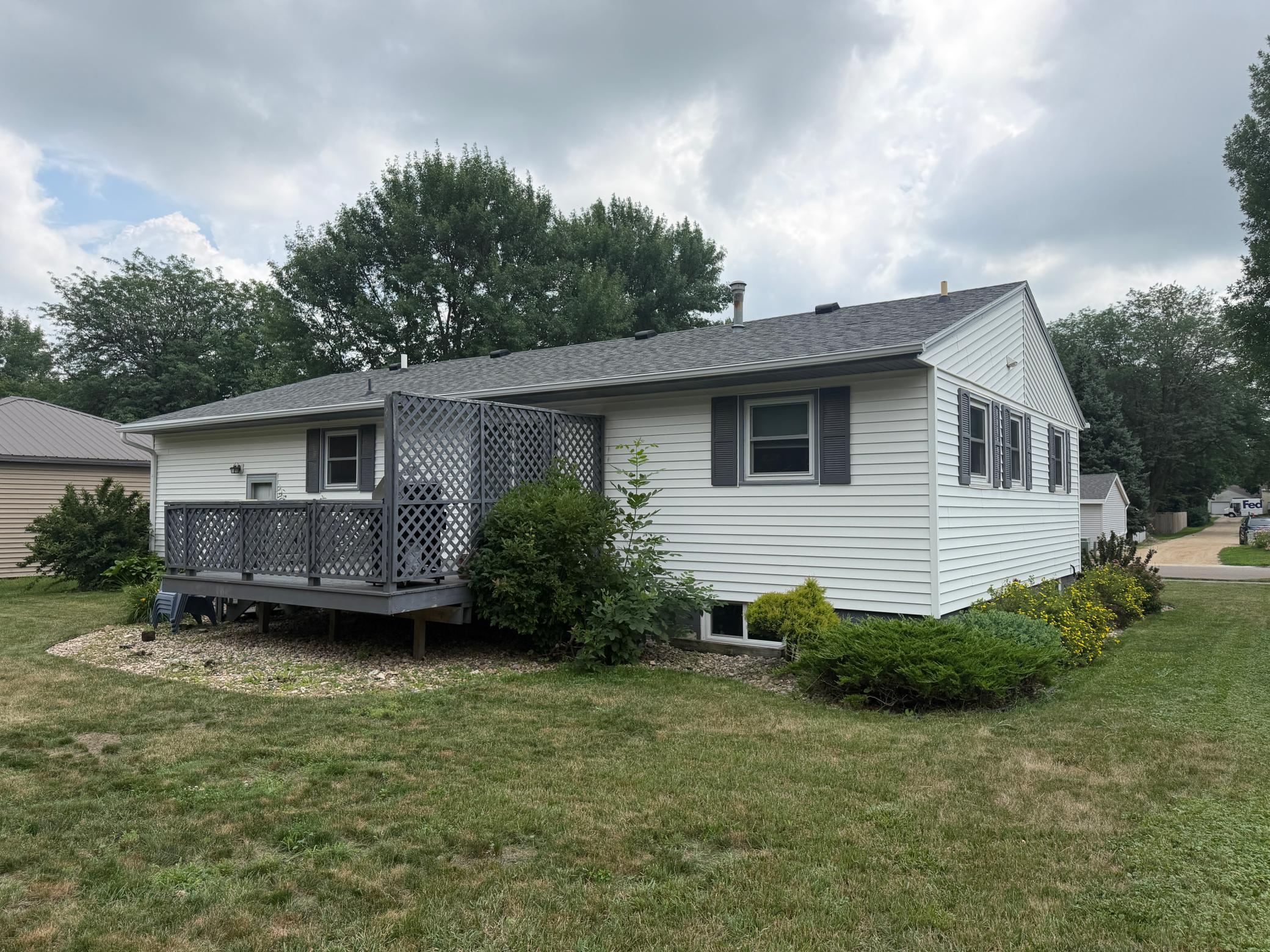 209 E Barck Avenue Property Photo 3