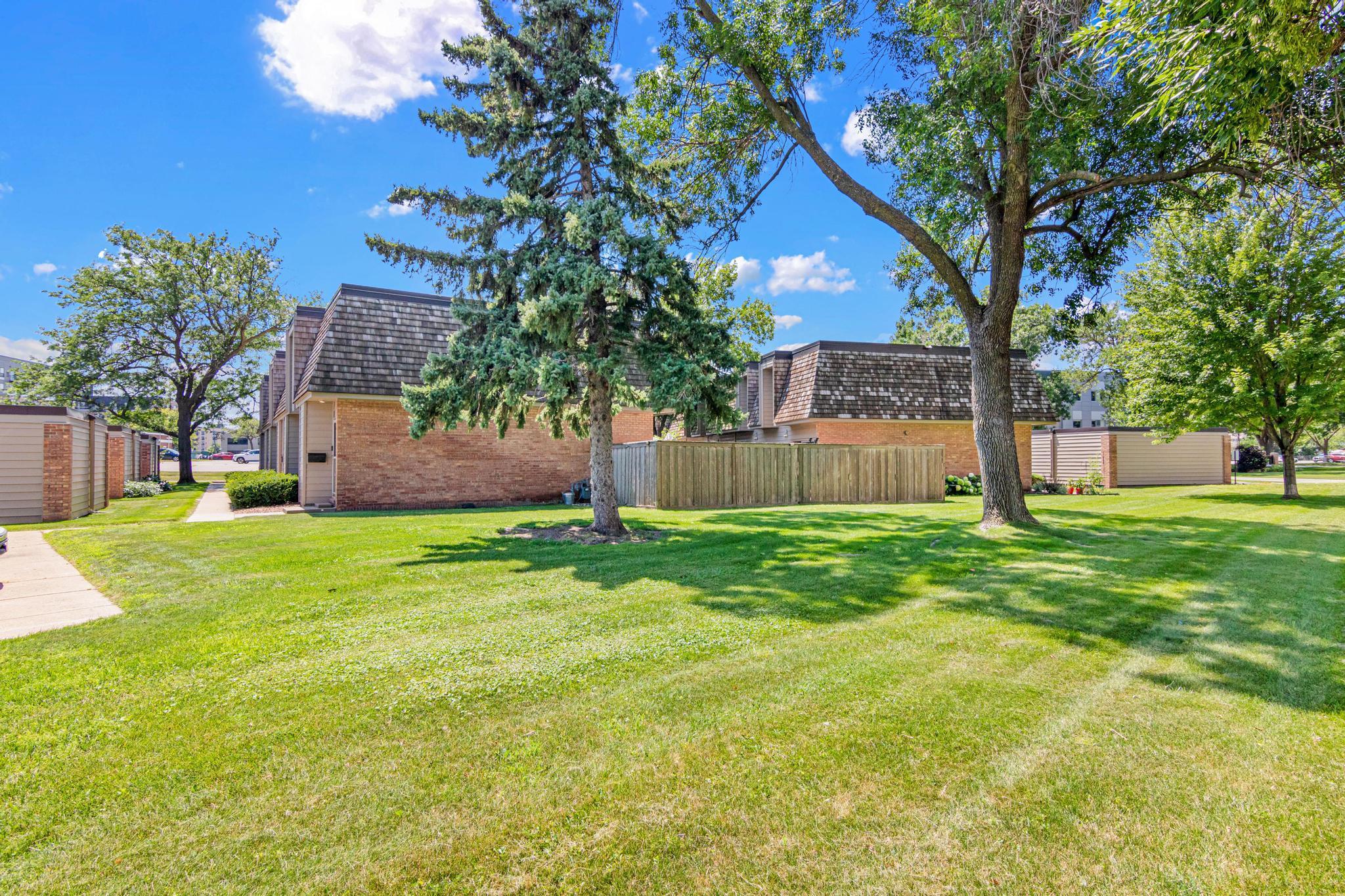 6487 Barrie Road Property Photo 4