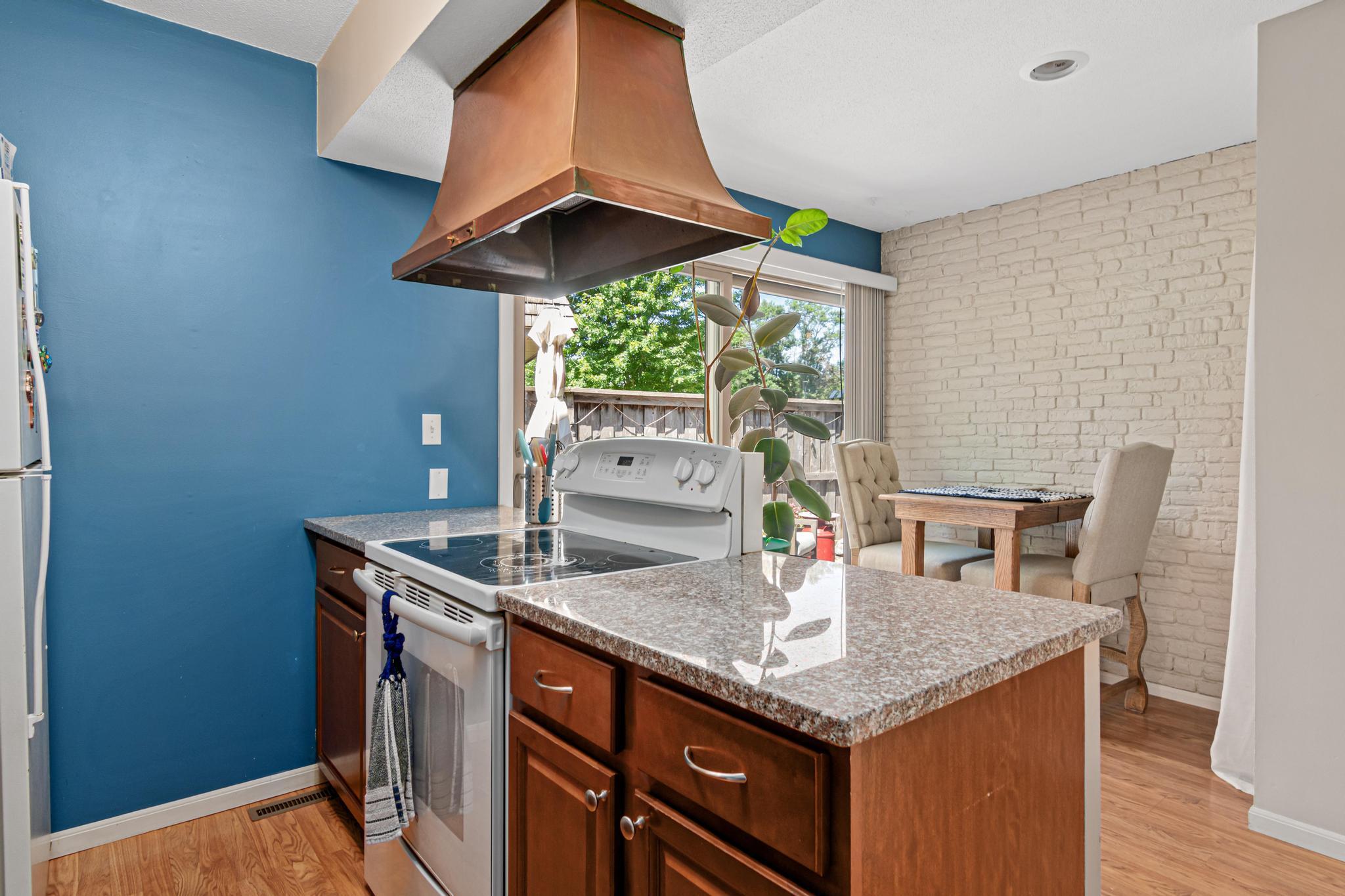 6487 Barrie Road Property Photo 8