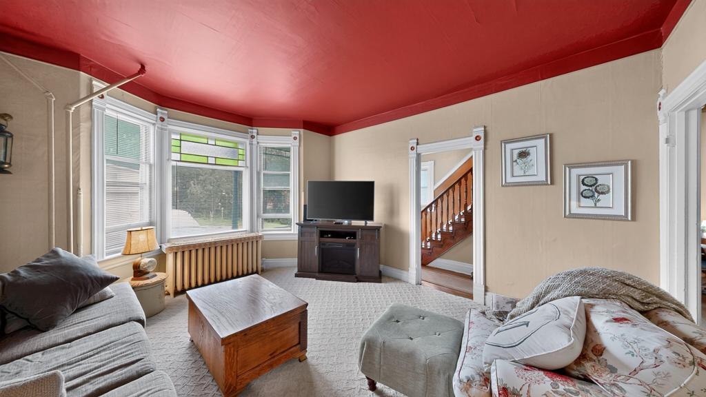 105 Kenilworth Avenue N Property Photo 3
