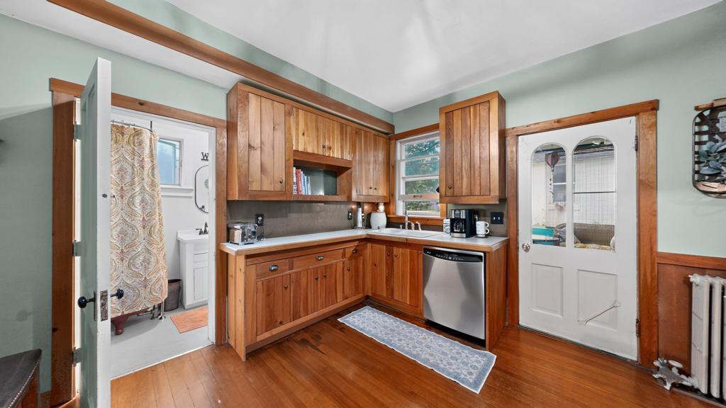 105 Kenilworth Avenue N Property Photo 4