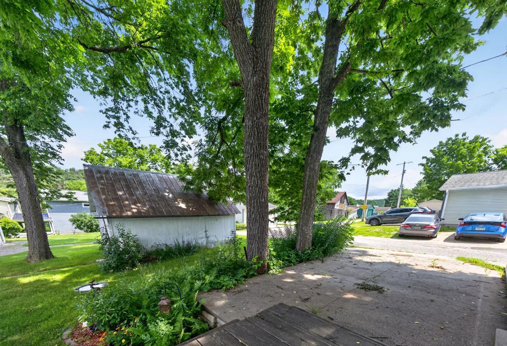 105 Kenilworth Avenue N Property Photo 37