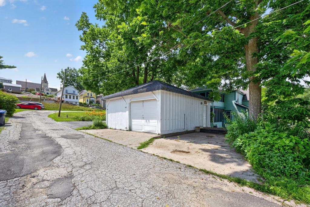 105 Kenilworth Avenue N Property Photo 38