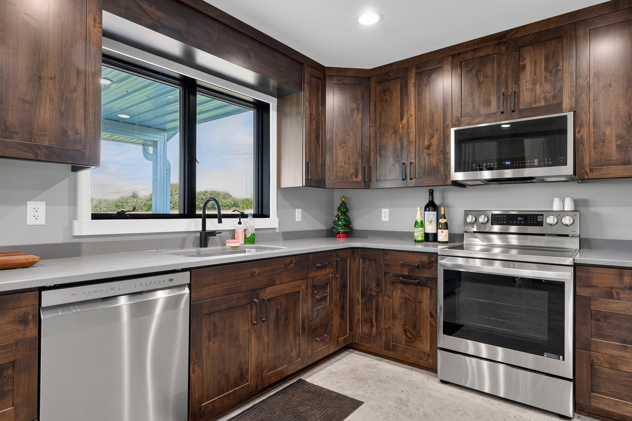 5490 College View Road E Property Photo 56