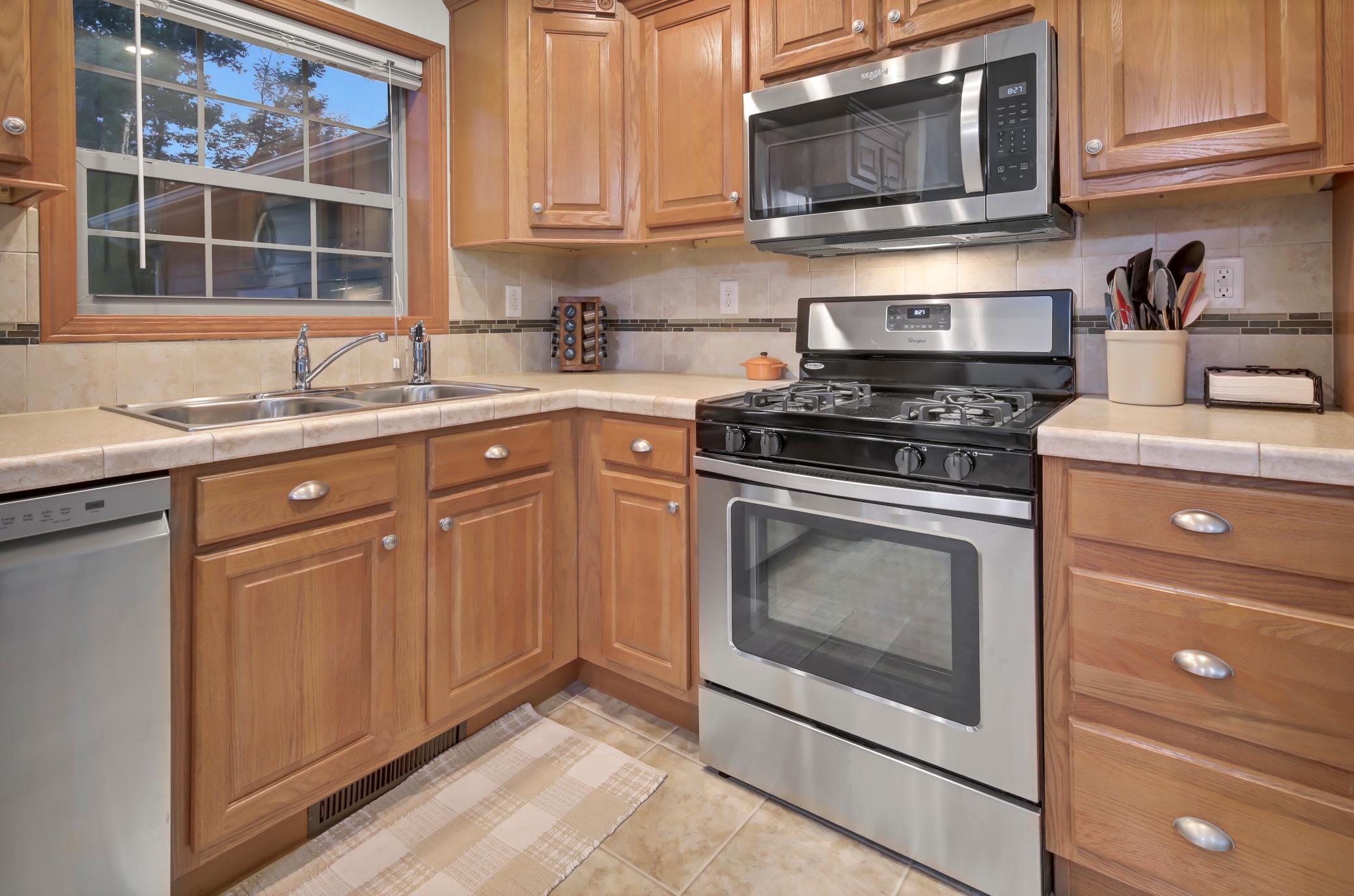 5042 White Gables Road Property Photo 11