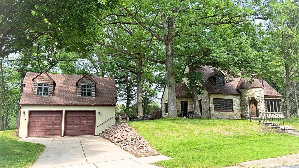 910 Oakwood Boulevard Property Photo 1