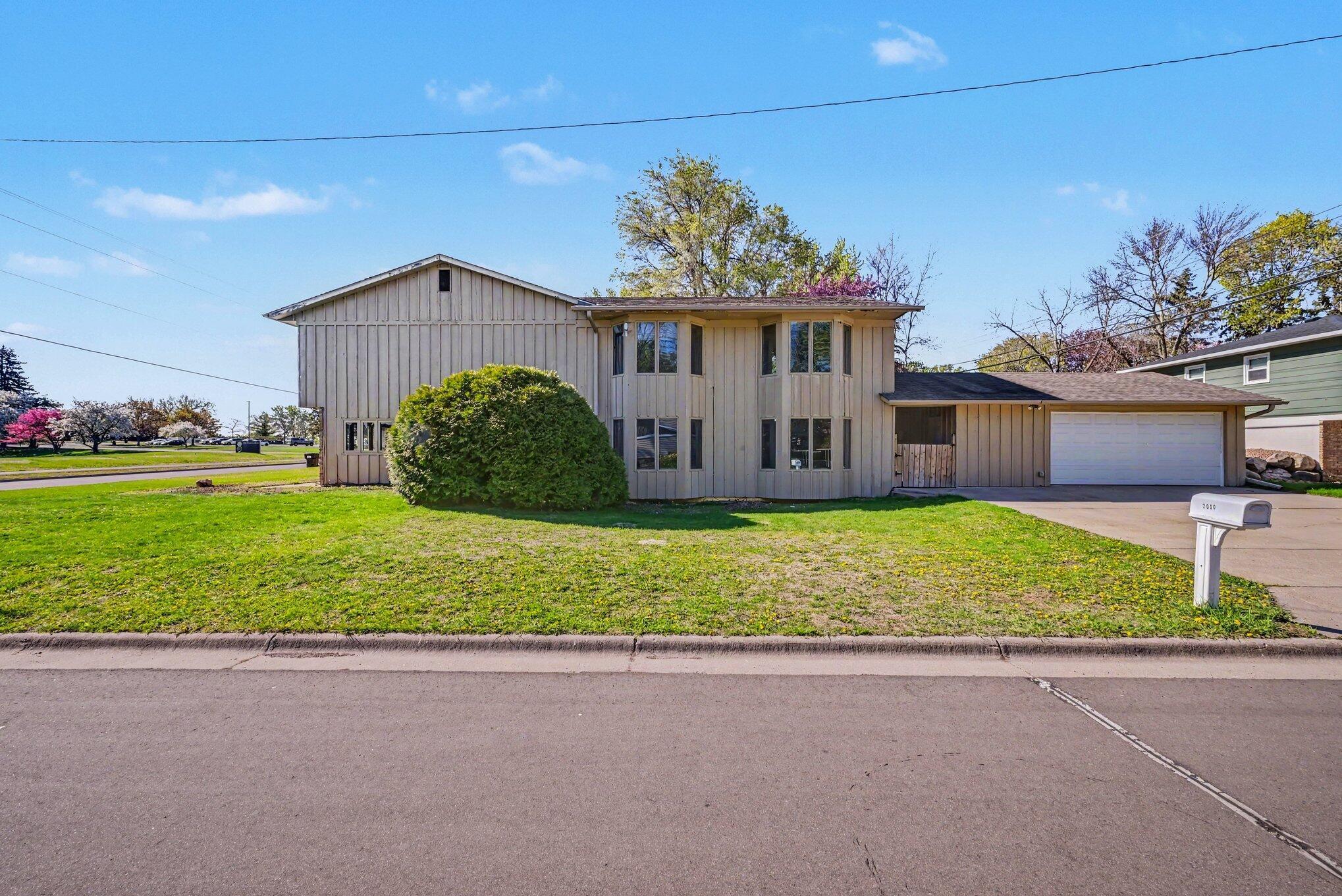 2000 Westview Drive Property Photo 2