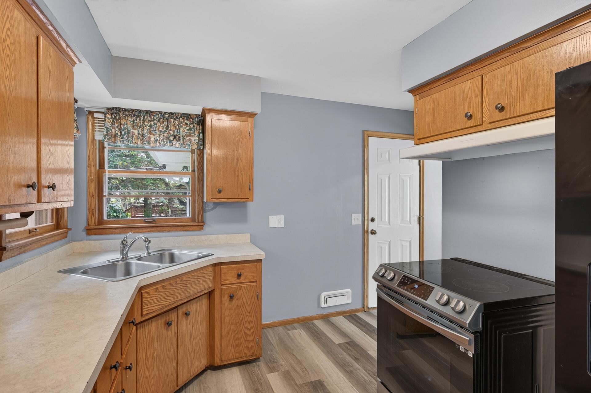 6911 E River Road Ne Property Photo 9