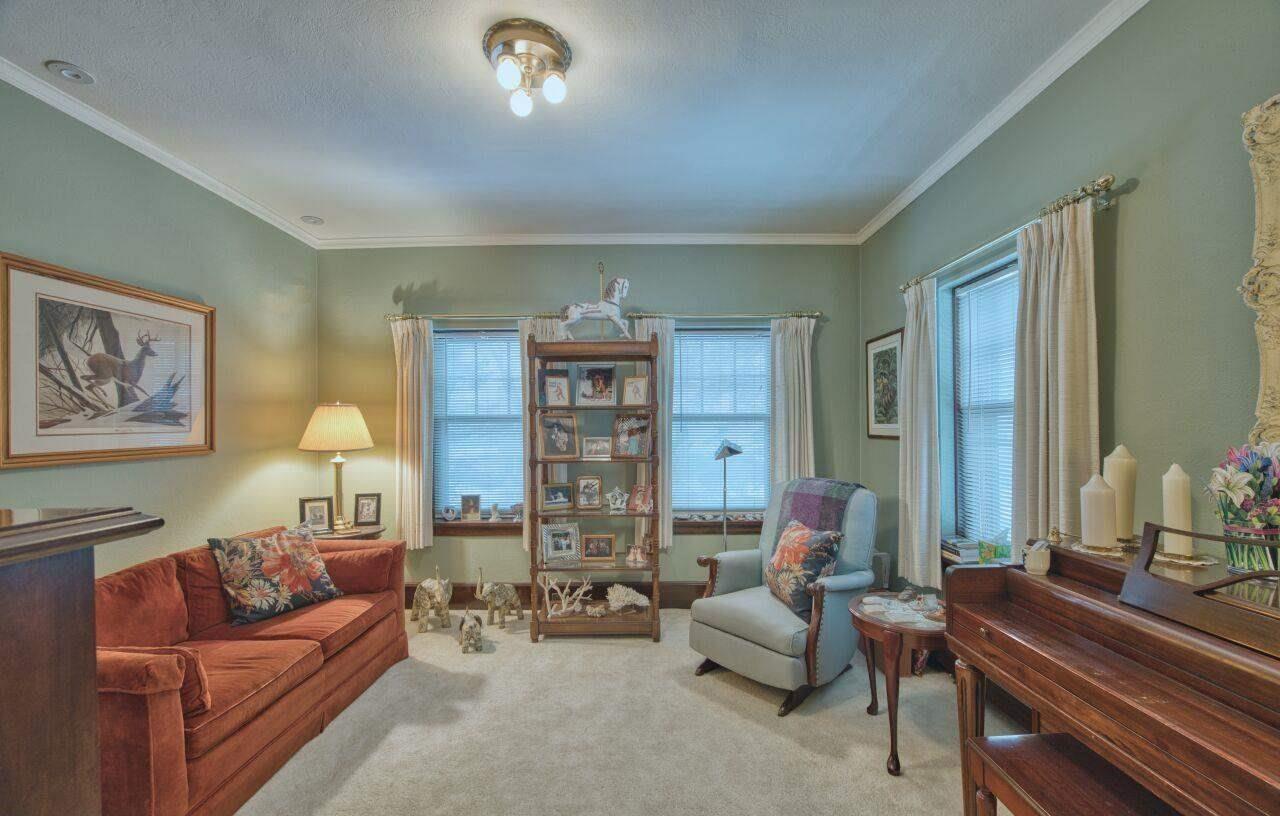 1001 E Howard Street Property Photo 6
