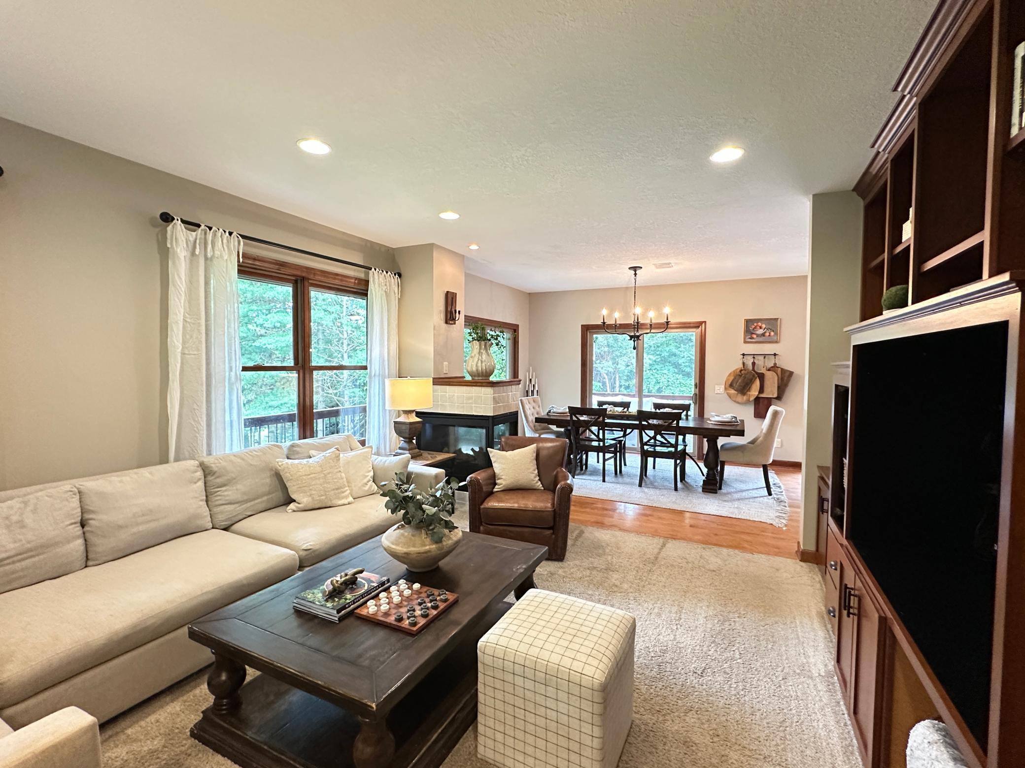 401 Rolling Hills Drive Property Photo 3