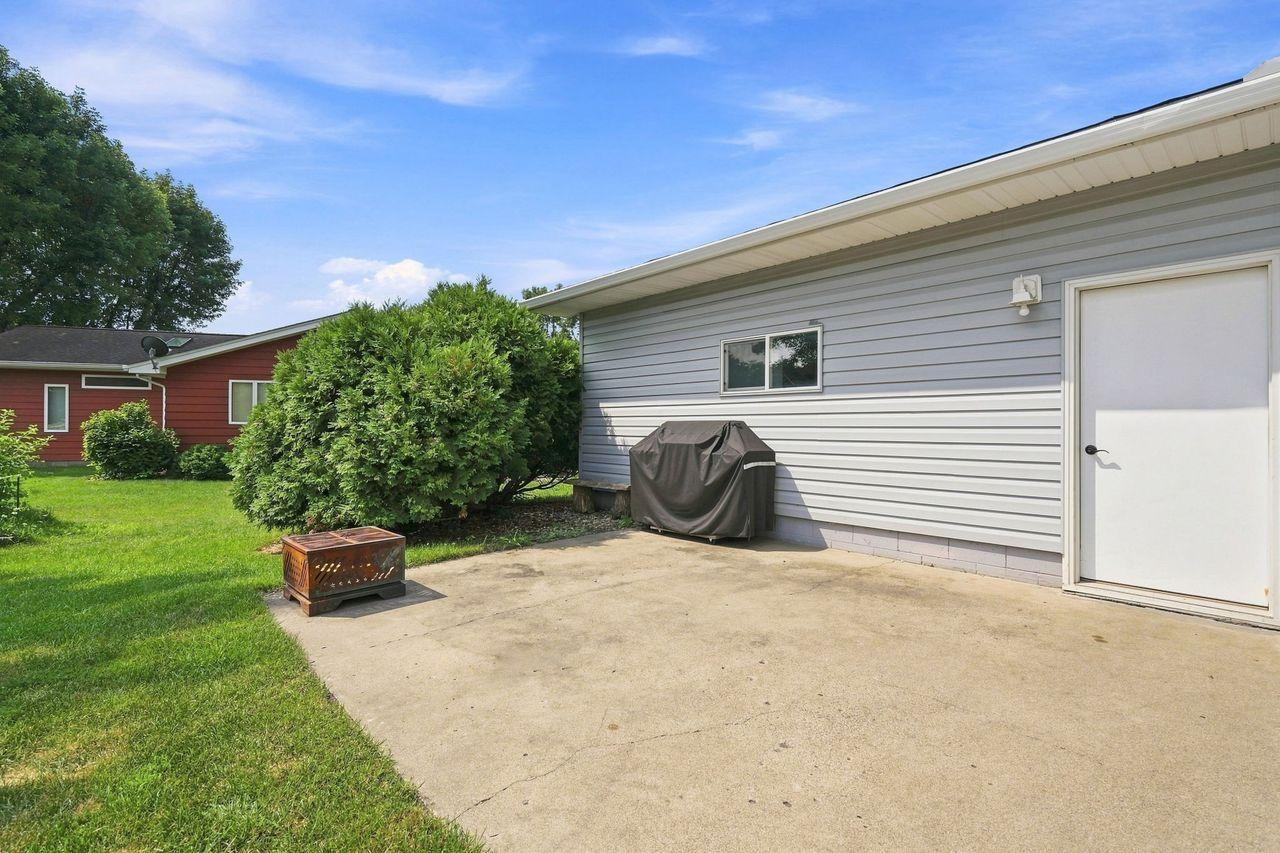 551 6th Street E Property Photo 3